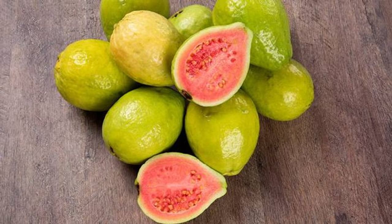 <p><strong>ഒന്ന്...</strong></p><p> </p><p>ഹൃദയാരോഗ്യം വര്ധിപ്പിക്കാന് ദിവസവും ഒരു പേരയ്ക്ക വീതം കഴിക്കുന്നത് നല്ലതാണ്. ഇതിൽ അടങ്ങിയിരിക്കുന്ന വിറ്റാമിൻ സി, പൊട്ടാസ്യം എന്നിവ രക്തസമ്മർദ്ദം കുറയ്ക്കുകയും രക്തത്തിൽ കൊഴുപ്പടിഞ്ഞു കൂടുന്നത് തടയുകയും ചെയ്യും. പേരയില ഉണക്കി പൊടിച്ചത് ചേർത്ത് വെള്ളം തിളപ്പിച്ചു കുടിക്കുന്നത് കൊളസ്ട്രോൾ കുറയാൻ സഹായിക്കും. നേരിയ ചുവപ്പ് കലർന്ന പേരയ്ക്ക പതിവായി കഴിക്കുന്നത് ഹൃദയാരോഗ്യം മെച്ചപ്പെടുത്തും.</p> <p><strong>ഒന്ന്...</strong></p><p> </p><p>ഹൃദയാരോഗ്യം വര്ധിപ്പിക്കാന് ദിവസവും ഒരു പേരയ്ക്ക വീതം കഴിക്കുന്നത് നല്ലതാണ്. ഇതിൽ അടങ്ങിയിരിക്കുന്ന വിറ്റാമിൻ സി, പൊട്ടാസ്യം എന്നിവ രക്തസമ്മർദ്ദം കുറയ്ക്കുകയും രക്തത്തിൽ കൊഴുപ്പടിഞ്ഞു കൂടുന്നത് തടയുകയും ചെയ്യും. പേരയില ഉണക്കി പൊടിച്ചത് ചേർത്ത് വെള്ളം തിളപ്പിച്ചു കുടിക്കുന്നത് കൊളസ്ട്രോൾ കുറയാൻ സഹായിക്കും. നേരിയ ചുവപ്പ് കലർന്ന പേരയ്ക്ക പതിവായി കഴിക്കുന്നത് ഹൃദയാരോഗ്യം മെച്ചപ്പെടുത്തും.</p>