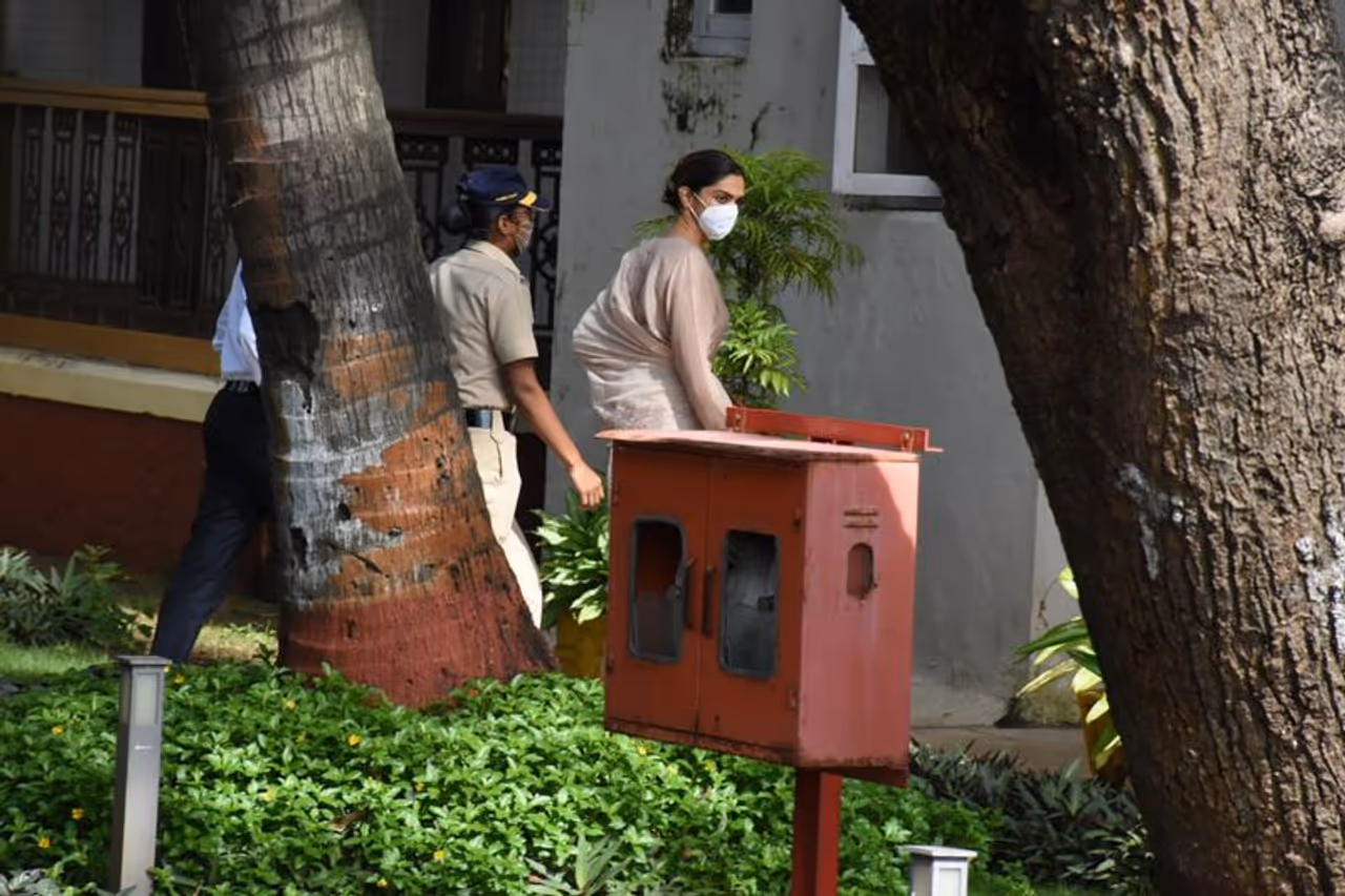 <p>ಬಾಲಿವುಡ್ ನಟಿ ಎರಡನೇ ದಿನ ಎನ್‌ಸಿಬಿ ವಿಚಾರಣೆಗೆ ಹಾಜರಾಗಿದ್ದಾರೆ.</p>