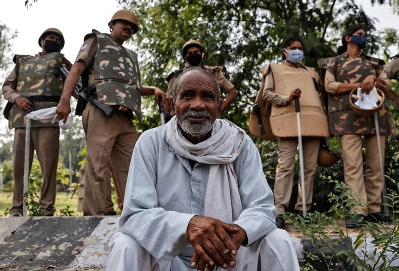 <p>കാര്ഷിക ബില്ലുകള്ക്കെതിരെയുള്ള കര്ഷകരുടെ പ്രക്ഷോഭം രാജ്യത്ത് രണ്ടാം ദിവസവും തുടരുകയാണ്. പഞ്ചാബിലും ഹരിയാനയിലും വാഹന ട്രെയിന് ഗതാഗതത്തെ പോലും കര്ഷക സമരം ബാധിച്ചു. പഞ്ചാബില് ട്രെയിന് തടഞ്ഞുള്ള പ്രതിഷേധങ്ങള് തുടരുകയാണ്.</p> <p>കാര്ഷിക ബില്ലുകള്ക്കെതിരെയുള്ള കര്ഷകരുടെ പ്രക്ഷോഭം രാജ്യത്ത് രണ്ടാം ദിവസവും തുടരുകയാണ്. പഞ്ചാബിലും ഹരിയാനയിലും വാഹന ട്രെയിന് ഗതാഗതത്തെ പോലും കര്ഷക സമരം ബാധിച്ചു. പഞ്ചാബില് ട്രെയിന് തടഞ്ഞുള്ള പ്രതിഷേധങ്ങള് തുടരുകയാണ്.</p>