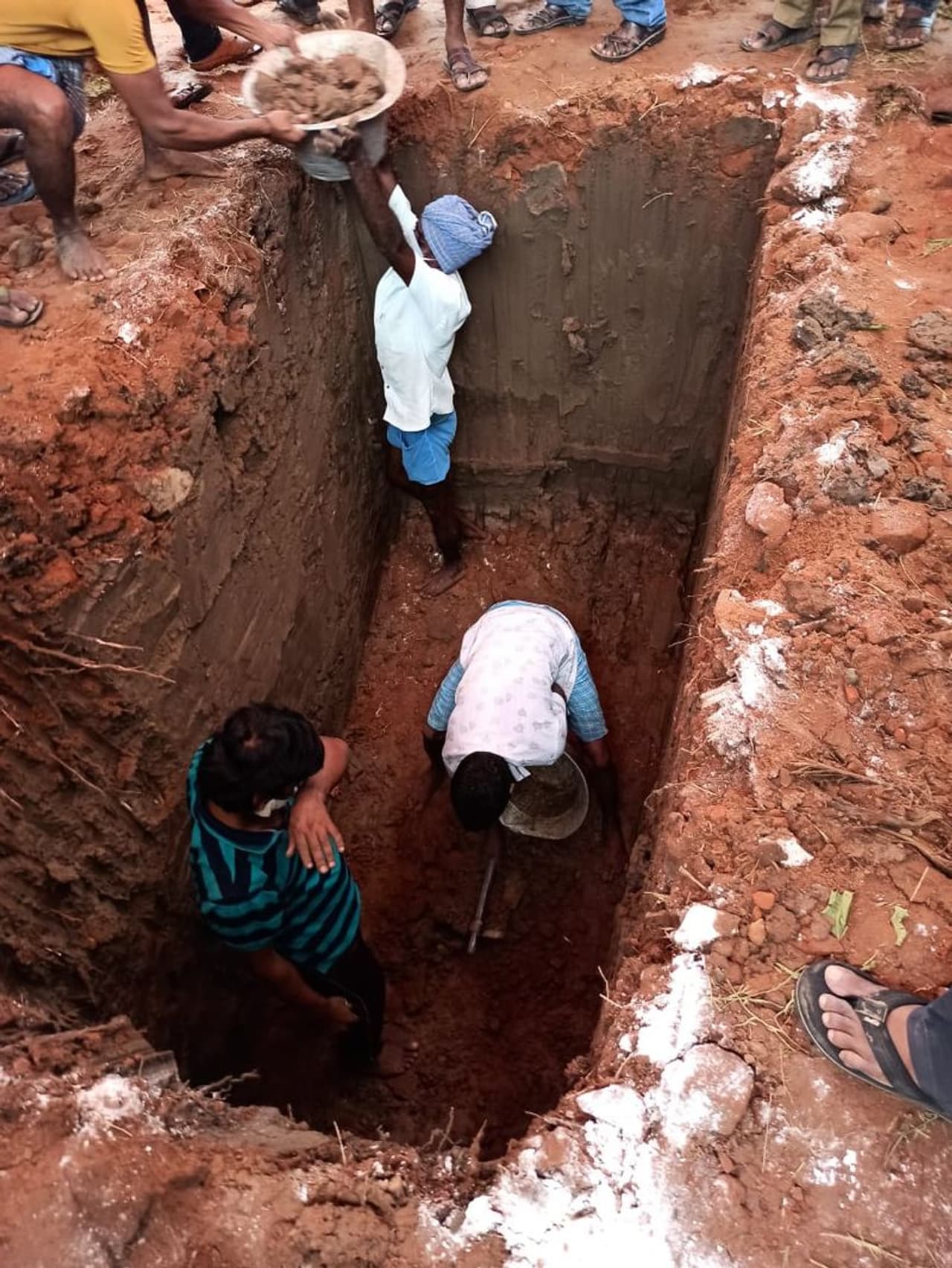 <p>தயாரானது இசை அரசனை புதைக்கும் குழி</p>