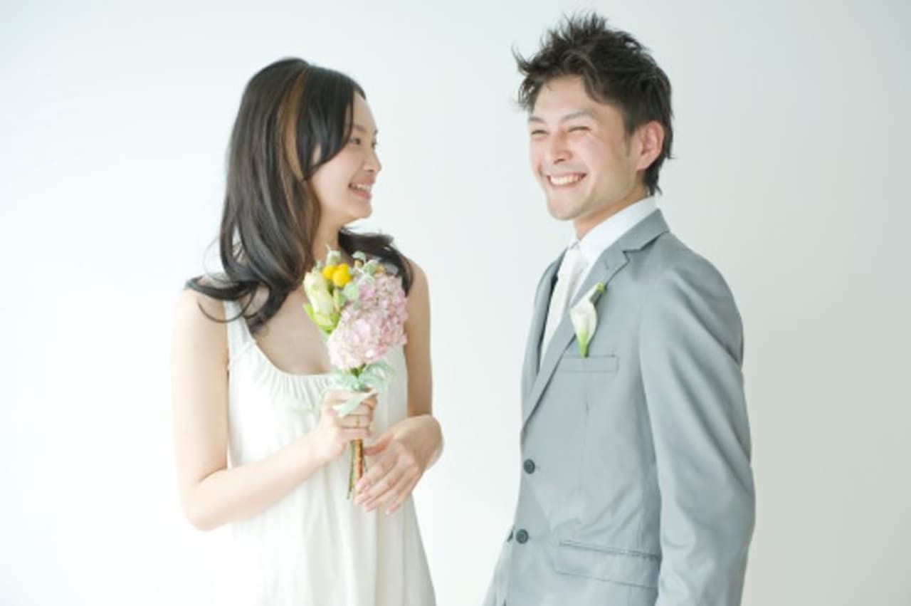 <p>ജപ്പാൻ സർക്കാരാണ് രാജ്യത്തെ കുറഞ്ഞ ജനനനിരക്ക് മറികടക്കാൻ പുതിയതായി വിവാഹിതരാകുന്നവർക്ക് ഒരു സാമ്പത്തികനയം കൊണ്ടു വന്നിരിക്കുന്നത്. പുതിയതായി വിവാഹിതരാകുന്നവർക്ക് 4.2ലക്ഷം രൂപ ജപ്പാൻ സർക്കാർ നൽകും. അടുത്ത വര്ഷം ഏപ്രിൽ മുതലായിരിക്കും ഈ തീരുമാനം നടപ്പിലാകുക.</p> <p>ജപ്പാൻ സർക്കാരാണ് രാജ്യത്തെ കുറഞ്ഞ ജനനനിരക്ക് മറികടക്കാൻ പുതിയതായി വിവാഹിതരാകുന്നവർക്ക് ഒരു സാമ്പത്തികനയം കൊണ്ടു വന്നിരിക്കുന്നത്. പുതിയതായി വിവാഹിതരാകുന്നവർക്ക് 4.2ലക്ഷം രൂപ ജപ്പാൻ സർക്കാർ നൽകും. അടുത്ത വര്ഷം ഏപ്രിൽ മുതലായിരിക്കും ഈ തീരുമാനം നടപ്പിലാകുക.</p>