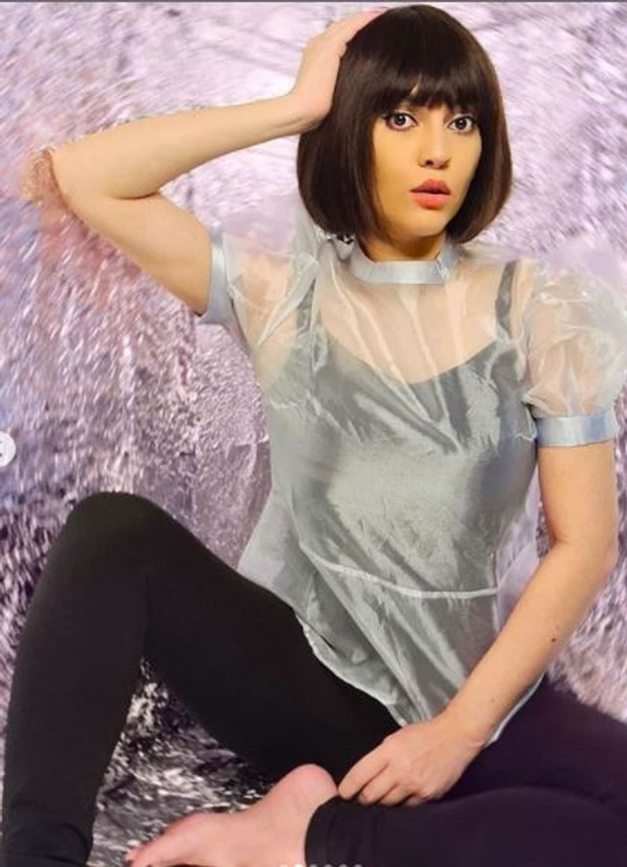 <p>செல்வராகவன் இயக்கத்தில் தனுஷ் நடித்த "துள்ளுவதோ இளமை" படம் மூலம் தமிழ் சினிமாவில் அறிமுகமானவர் ஷெரின்.</p> <p>செல்வராகவன் இயக்கத்தில் தனுஷ் நடித்த "துள்ளுவதோ இளமை" படம் மூலம் தமிழ் சினிமாவில் அறிமுகமானவர் ஷெரின்.</p>