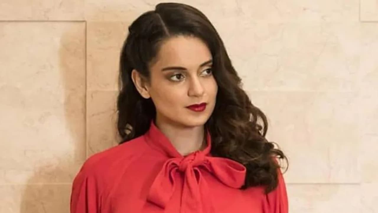 <p>ಕಂಗನಾ ರಣಾವತ್ ಬಾಲಿವುಡ್ನ ಬೋಲ್ಡ್ ನಟಿ. ಸುಶಾಂತ್ ಸಿಂಗ್ ಸಾವಿನ ನಂತರ ಬಾಲಿವುಡ್ ಮಾಫಿಯಾ ಹಾಗೂ ಸ್ವಜನಪಕ್ಷಪಾತದ ಬಗ್ಗೆ ಚರ್ಚೆ ಹುಟ್ಟು ಹಾಕಿದ್ದೇ ಇವರೆನ್ನಬಹುದು.</p> <p>ಕಂಗನಾ ರಣಾವತ್ ಬಾಲಿವುಡ್ನ ಬೋಲ್ಡ್ ನಟಿ. ಸುಶಾಂತ್ ಸಿಂಗ್ ಸಾವಿನ ನಂತರ ಬಾಲಿವುಡ್ ಮಾಫಿಯಾ ಹಾಗೂ ಸ್ವಜನಪಕ್ಷಪಾತದ ಬಗ್ಗೆ ಚರ್ಚೆ ಹುಟ್ಟು ಹಾಕಿದ್ದೇ ಇವರೆನ್ನಬಹುದು.</p>