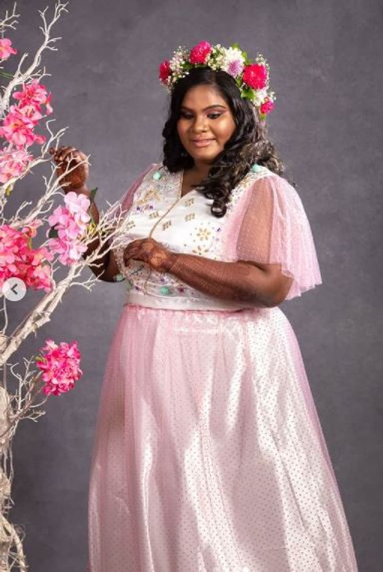 <p>படப்பிடிப்பு தளத்தில் துறு,துறுவென சுற்றி வந்த இந்திரஜாவின் டிக் டாக் வீடியோக்கள் சோசியல் மீடியாவில் செம்ம பிரபலம்.</p> <p>படப்பிடிப்பு தளத்தில் துறு,துறுவென சுற்றி வந்த இந்திரஜாவின் டிக் டாக் வீடியோக்கள் சோசியல் மீடியாவில் செம்ம பிரபலம்.</p>