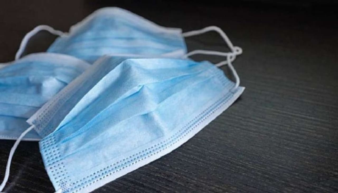 <p style="text align: justify;">ಆದರೆ ಕೆಲವರು ಫೇಸ್ ಮಾಸ್ಕ್ ನಿಯಮಿತವಾಗಿ ಬಳಸುವುದನ್ನು ಇಷ್ಟ ಪಡೋದಿಲ್ಲ. ಇದು ಕಾರ್ಬನ್ ಡೈಆಕ್ಸೈಡ್ ದೇಹವನ್ನು ಸೇರಲು ಕಾರಣವಾಗುತ್ತದೆ ಮತ್ತು ಆರೋಗ್ಯಕ್ಕೆ ಅಪಾಯವನ್ನುಂಟುಮಾಡುತ್ತದೆ ಎಂದು ಹೇಳಿಕೊಳ್ಳುತ್ತಾರೆ. ಹಾಗಿದ್ರೆ ಇದು ಸತ್ಯವೆ?</p> <p style="text align: justify;">ಆದರೆ ಕೆಲವರು ಫೇಸ್ ಮಾಸ್ಕ್ ನಿಯಮಿತವಾಗಿ ಬಳಸುವುದನ್ನು ಇಷ್ಟ ಪಡೋದಿಲ್ಲ. ಇದು ಕಾರ್ಬನ್ ಡೈಆಕ್ಸೈಡ್ ದೇಹವನ್ನು ಸೇರಲು ಕಾರಣವಾಗುತ್ತದೆ ಮತ್ತು ಆರೋಗ್ಯಕ್ಕೆ ಅಪಾಯವನ್ನುಂಟುಮಾಡುತ್ತದೆ ಎಂದು ಹೇಳಿಕೊಳ್ಳುತ್ತಾರೆ. ಹಾಗಿದ್ರೆ ಇದು ಸತ್ಯವೆ?</p>