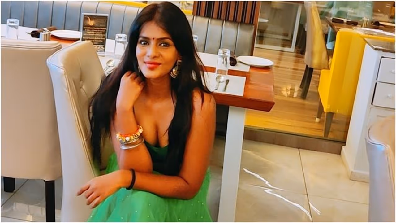 <p>பப்ளிசிட்டிக்காக சோசியல் மீடியாவில் எதை வேண்டுமானாலும் பேசலாம், யார் மீது வேண்டுமானாலும் சேற்றை வாரி இறைக்கலாம் என்ற மனநிலை தற்போது அதிகரித்து வருகிறது. பிரபலங்களைப் பற்றி அவதூறாக பேசி புகழ் தேட பார்க்கும் நபர்களில் முக்கிய நபராக மாறியுள்ளார் மீரா மிதுன். <br /> </p> <p>பப்ளிசிட்டிக்காக சோசியல் மீடியாவில் எதை வேண்டுமானாலும் பேசலாம், யார் மீது வேண்டுமானாலும் சேற்றை வாரி இறைக்கலாம் என்ற மனநிலை தற்போது அதிகரித்து வருகிறது. பிரபலங்களைப் பற்றி அவதூறாக பேசி புகழ் தேட பார்க்கும் நபர்களில் முக்கிய நபராக மாறியுள்ளார் மீரா மிதுன். <br /> </p>