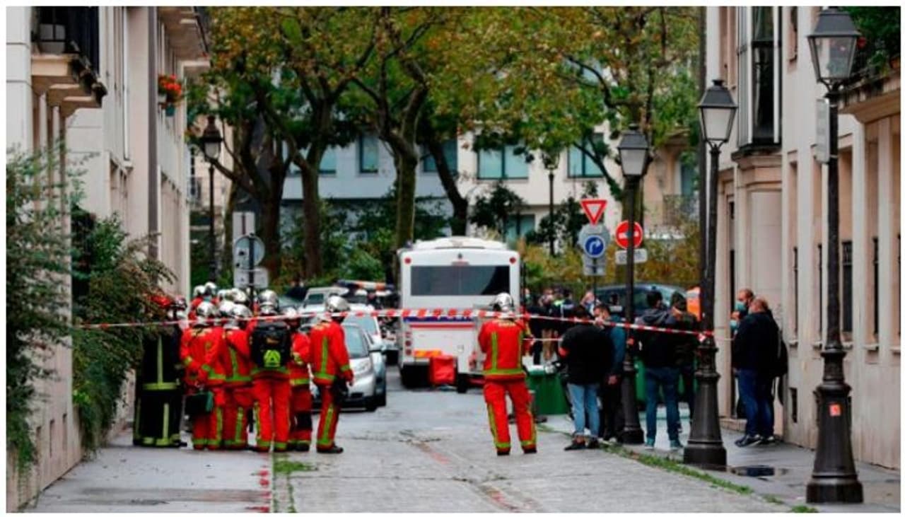 <p>പാരീസിനു മുകളിൽക്കൂടി താഴ്ന്നു പറന്ന റഫാൽ പോർ വിമാനങ്ങളാണ് സോണിക് ബൂം സൃഷ്ടിച്ച് &nbsp;നഗരം നടുക്കിയത്. കെട്ടിടങ്ങൾ കുലുങ്ങുകയും ജനാലച്ചില്ലുകൾ തകരുകയും ചെയ്തു.</p>