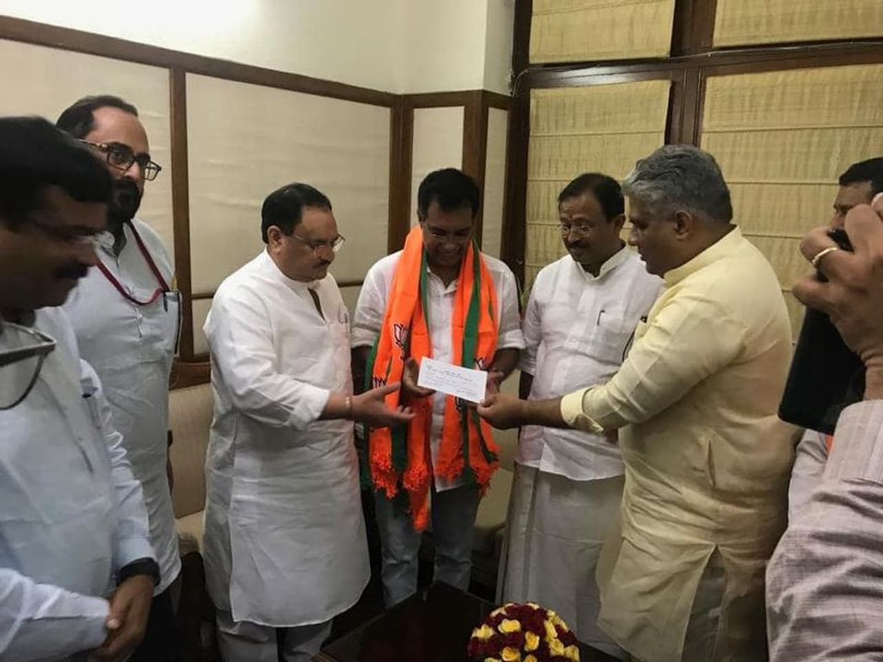 <p>സിപിഎമ്മും കോൺഗ്രസും ചാടിക്കടന്നെത്തിയ അബ്ദുള്ളക്കുട്ടിക്ക് ബിജെപി ആദ്യം നൽകിയത് സംസ്ഥാന ഉപാധ്യക്ഷ കസേരയാണ്. </p> <p>സിപിഎമ്മും കോൺഗ്രസും ചാടിക്കടന്നെത്തിയ അബ്ദുള്ളക്കുട്ടിക്ക് ബിജെപി ആദ്യം നൽകിയത് സംസ്ഥാന ഉപാധ്യക്ഷ കസേരയാണ്. </p>