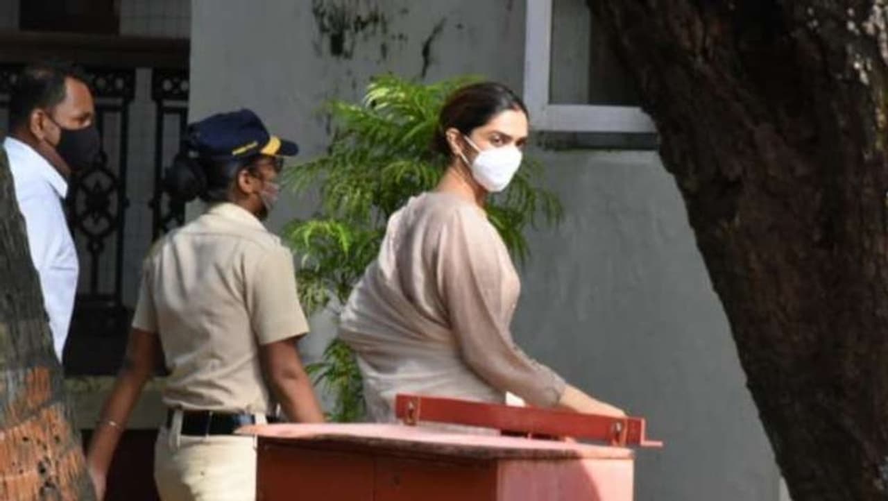 <p>ಡ್ರಗ್ಸ್ ಪ್ರಕರಣಕ್ಕೆ ಸಂಬಂಧಿಸಿ ದೀಪಿಕಾ ಪಡುಕೋಣೆ ಎನ್ಸಿಬಿ ಮುಂದೆ ವಿಚಾರಣೆಗೆ ಹಾಜರಾಗಿದ್ದಾರೆ.</p> <p>ಡ್ರಗ್ಸ್ ಪ್ರಕರಣಕ್ಕೆ ಸಂಬಂಧಿಸಿ ದೀಪಿಕಾ ಪಡುಕೋಣೆ ಎನ್ಸಿಬಿ ಮುಂದೆ ವಿಚಾರಣೆಗೆ ಹಾಜರಾಗಿದ್ದಾರೆ.</p>