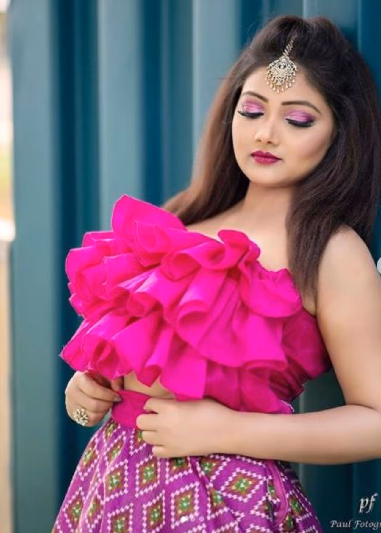 <p>இந்த சீரியலில் சேலை கட்டிய சோலையாய் நடித்து வருபவர்... நடிகை பிரியங்கா நல்கரி.</p>