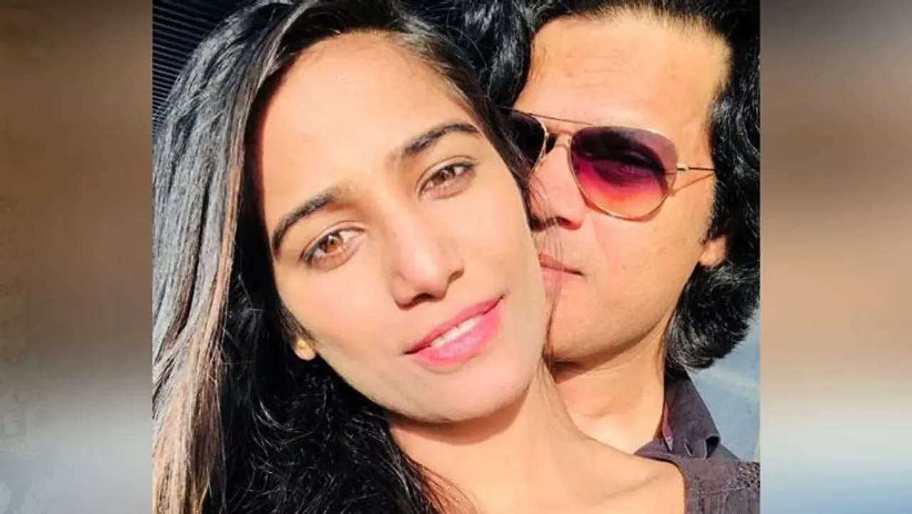 <p>ಈ ದಿನಗಳಲ್ಲಿ ಬಾಲಿವುಡ್ ನಟಿ ಪೂನಂ ಪಾಂಡೆ ಮತ್ತೆ ಸುದ್ದಿಯಲ್ಲಿದ್ದಾರೆ.&nbsp;ನಟಿ ಮೊದಲ ಮಗುವಿನ ತಾಯಿಯಾಗಲಿದ್ದಾರೆ ಎಂಬ ರೂಮರ್‌ ಹರಿದಾಡುತ್ತಿದೆ. &nbsp;</p>