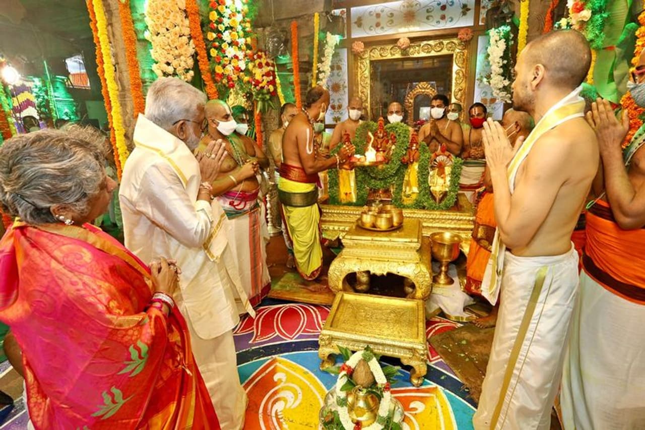 <p>తిరుమల: శ్రీవారి సాలకట్ల బ్రహ్మోత్సవాల్లో చివరి రోజైన ఆదివారం ఉదయం చక్రస్నానం శాస్త్రోక్తంగా జరిగింది. ఉదయం 6.00 నుంచి 9.00 గంటల నడుమ శ్రీవారి ఆలయంలోని మహల్ ముఖ మండపంలో శ్రీదేవి, భూదేవి సమేత శ్రీ మలయప్ప స్వామి వారికి, శ్రీ సుదర్శన చక్రత్తాళ్వార్లకు స్నపనతిరుమంజనం శాస్త్రోక్తంగా నిర్వహించారు. </p> <p>తిరుమల: శ్రీవారి సాలకట్ల బ్రహ్మోత్సవాల్లో చివరి రోజైన ఆదివారం ఉదయం చక్రస్నానం శాస్త్రోక్తంగా జరిగింది. ఉదయం 6.00 నుంచి 9.00 గంటల నడుమ శ్రీవారి ఆలయంలోని మహల్ ముఖ మండపంలో శ్రీదేవి, భూదేవి సమేత శ్రీ మలయప్ప స్వామి వారికి, శ్రీ సుదర్శన చక్రత్తాళ్వార్లకు స్నపనతిరుమంజనం శాస్త్రోక్తంగా నిర్వహించారు. </p>