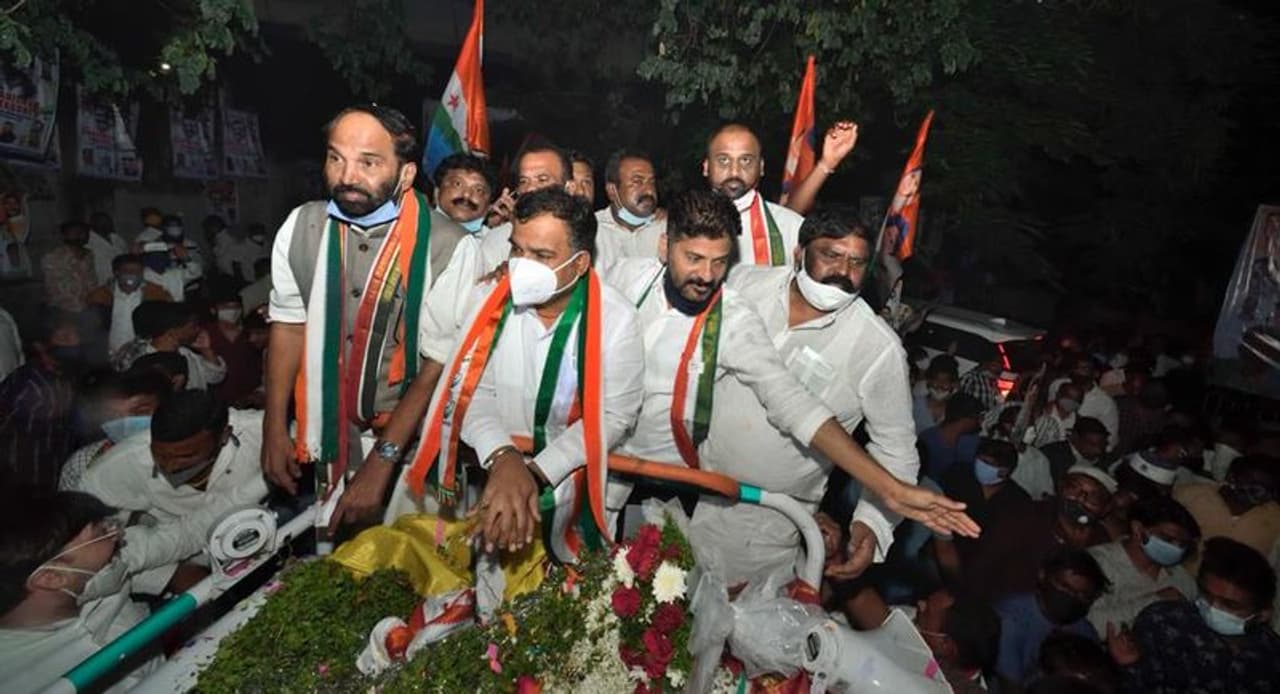 <p>కలిసి కట్టుగా పనిచేస్తే వచ్చే ఎన్నికల్లో తెలంగాణలో పార్టీ కచ్చితంగా విజయం సాధిస్తోందని తెలంగాణ కాంగ్రెస్ వ్యవహారాల ఇంచార్జీ మాణికం ఠాగూర్ చెప్పారు.</p> <p>కలిసి కట్టుగా పనిచేస్తే వచ్చే ఎన్నికల్లో తెలంగాణలో పార్టీ కచ్చితంగా విజయం సాధిస్తోందని తెలంగాణ కాంగ్రెస్ వ్యవహారాల ఇంచార్జీ మాణికం ఠాగూర్ చెప్పారు.</p>