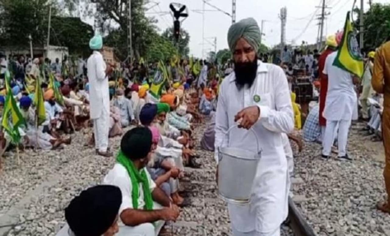 <p>Farmers across the country on Thursday began their three day ‘rail roko’ agitation to protest against the three farm bills while the Ferozepur Railway division suspended the operation of special trains due to the stir.</p> <p>Farmers across the country on Thursday began their three day ‘rail roko’ agitation to protest against the three farm bills while the Ferozepur Railway division suspended the operation of special trains due to the stir.</p>