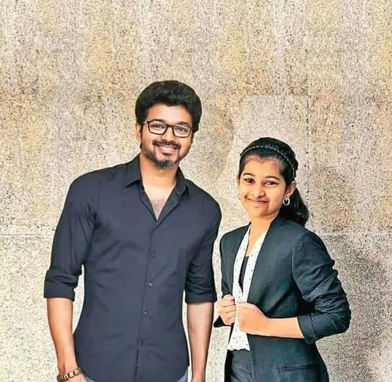 <p>தளபதி விஜய் தன்னுடைய மகள் திவ்யாவுடன் எடுத்து கொண்ட புகைப்படம்&nbsp;</p>
