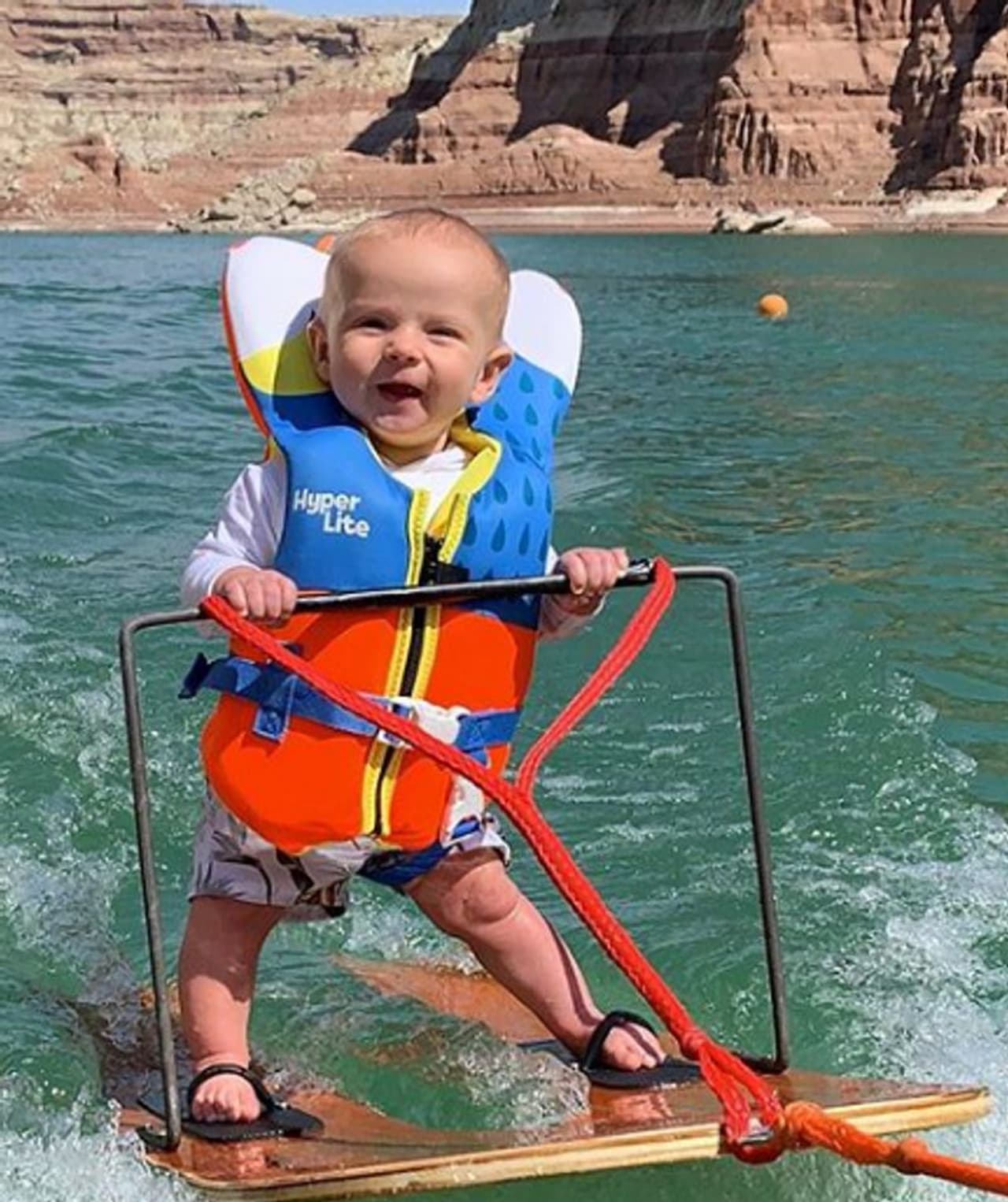 <p>അമേരിക്കക്കാരന് റിച്ച് ഹംഫ്രീസ് എന്ന് ആറുമാസവും നാലു ദിവസവും പ്രായമുള്ള കുഞ്ഞാണ് വീഡിയോയിലെ നായകൻ. സാഹസിക കായിക ഇനമായ വാട്ടര് സ്കീയിങ് നടത്തിയ ലോകത്തിലെ ഏറ്റവും പ്രായം കുറഞ്ഞ വ്യക്തി എന്ന ബഹുമതിയാണ് റിച്ചിപ്പോള് നേടിയത്.</p> <p>അമേരിക്കക്കാരന് റിച്ച് ഹംഫ്രീസ് എന്ന് ആറുമാസവും നാലു ദിവസവും പ്രായമുള്ള കുഞ്ഞാണ് വീഡിയോയിലെ നായകൻ. സാഹസിക കായിക ഇനമായ വാട്ടര് സ്കീയിങ് നടത്തിയ ലോകത്തിലെ ഏറ്റവും പ്രായം കുറഞ്ഞ വ്യക്തി എന്ന ബഹുമതിയാണ് റിച്ചിപ്പോള് നേടിയത്.</p>