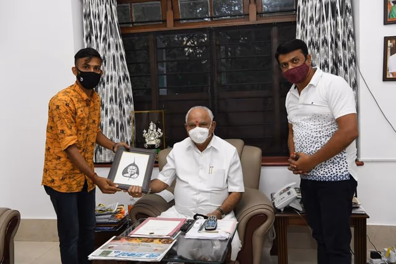 <p>ದಕ್ಷಿಣ ಕನ್ನಡ ಜಿಲ್ಲೆಯ ಅಕ್ಷಯ್ ಎಂ. ಕೋಟ್ಯಾನ್ ಅವರು ಬಿ ಎಸ್ ಯಡಿಯೂರಪ್ಪ ಅವರ ಚಿತ್ರವನ್ನು ಅಶ್ವತ್ಥ ವೃಕ್ಷದ ಎಲೆಯಲ್ಲಿ ಚಿತ್ರಿಸಿ ಉಡುಗೊರೆಯಾಗಿ ನೀಡಿದ್ದಾರೆ. </p> <p>ದಕ್ಷಿಣ ಕನ್ನಡ ಜಿಲ್ಲೆಯ ಅಕ್ಷಯ್ ಎಂ. ಕೋಟ್ಯಾನ್ ಅವರು ಬಿ ಎಸ್ ಯಡಿಯೂರಪ್ಪ ಅವರ ಚಿತ್ರವನ್ನು ಅಶ್ವತ್ಥ ವೃಕ್ಷದ ಎಲೆಯಲ್ಲಿ ಚಿತ್ರಿಸಿ ಉಡುಗೊರೆಯಾಗಿ ನೀಡಿದ್ದಾರೆ. </p>