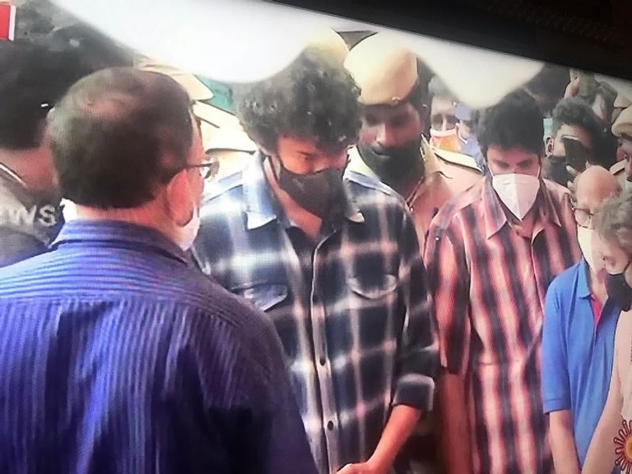 <p>ಗಾನಗಂಧರ್ವ ಎಸ್ಪಿ ಬಾಲಸುಬ್ರಹ್ಮಣ್ಯಂ ಅಂತಿಮ ದರ್ಶನ ಪಡೆದಿದ್ದಾರೆ ತಮಿಳು ನಟ ವಿಜಯ್. ಅಂತಿಮ ದರ್ಶನ ಮುಗಿಸಿ ಹಿಂದೆ ಬರುವಾಗ ನಡೆದ ಘಟನೆಯೊಂದು ಈಗ ನೆಟ್ಟಿಗರನ್ನು ಮೂಕರನ್ನಾಗಿಸಿದೆ.</p> <p>ಗಾನಗಂಧರ್ವ ಎಸ್ಪಿ ಬಾಲಸುಬ್ರಹ್ಮಣ್ಯಂ ಅಂತಿಮ ದರ್ಶನ ಪಡೆದಿದ್ದಾರೆ ತಮಿಳು ನಟ ವಿಜಯ್. ಅಂತಿಮ ದರ್ಶನ ಮುಗಿಸಿ ಹಿಂದೆ ಬರುವಾಗ ನಡೆದ ಘಟನೆಯೊಂದು ಈಗ ನೆಟ್ಟಿಗರನ್ನು ಮೂಕರನ್ನಾಗಿಸಿದೆ.</p>