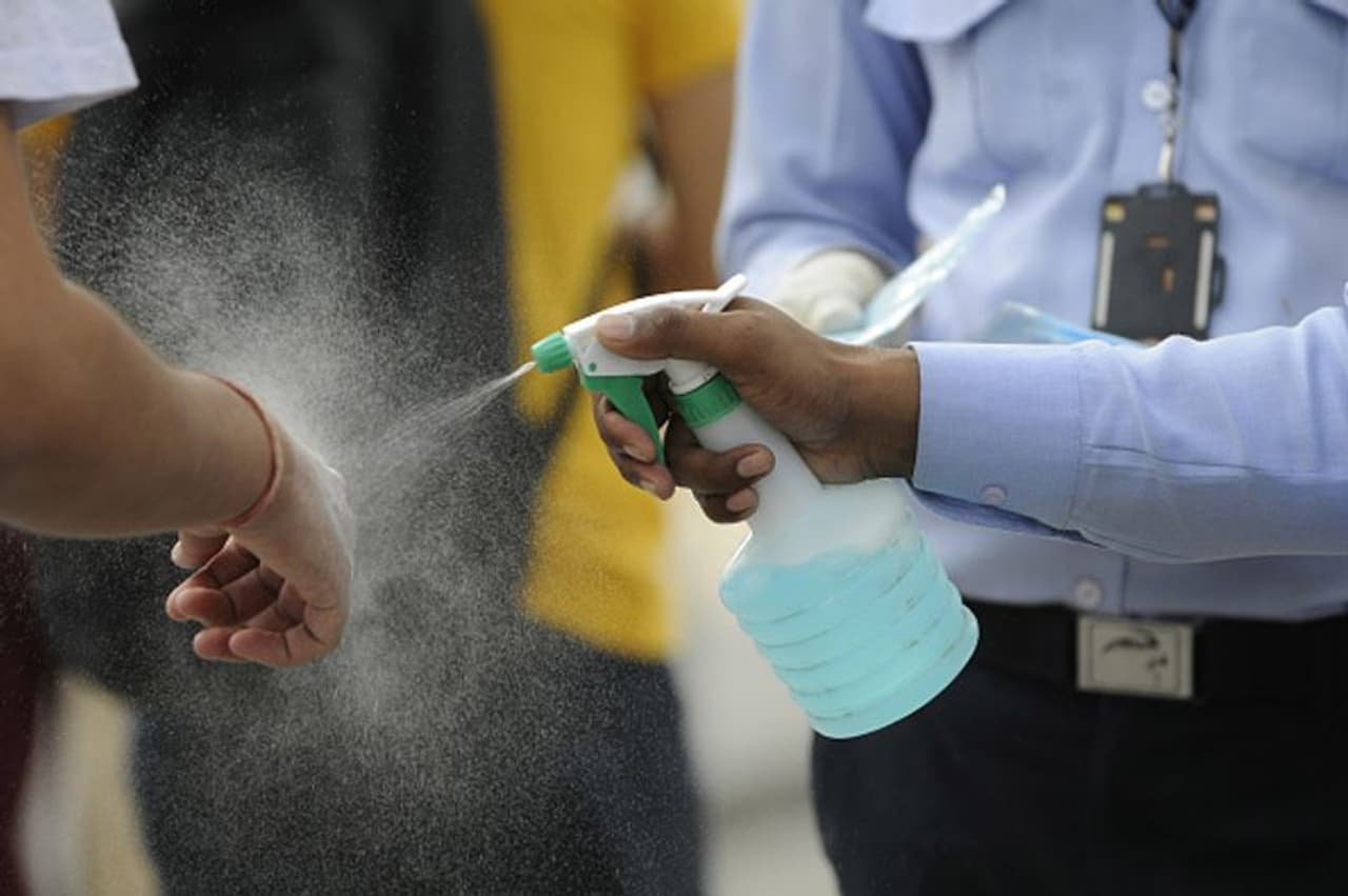 <p>ശനിയാഴ്ച മുതലുള്ള കടുത്ത നിയന്ത്രണങ്ങളിൽ കൂടുതല് വ്യക്തതയാകുന്നു. ജില്ലാ അടിസ്ഥാനത്തിലാകും നിയന്ത്രണങ്ങള്. ഓരോ ജില്ലയിലെയും കളക്ടമാര് ഇത് സംബന്ധിച്ചുള്ള ഉത്തരവ് പുറത്തിറക്കും</p> <p>ശനിയാഴ്ച മുതലുള്ള കടുത്ത നിയന്ത്രണങ്ങളിൽ കൂടുതല് വ്യക്തതയാകുന്നു. ജില്ലാ അടിസ്ഥാനത്തിലാകും നിയന്ത്രണങ്ങള്. ഓരോ ജില്ലയിലെയും കളക്ടമാര് ഇത് സംബന്ധിച്ചുള്ള ഉത്തരവ് പുറത്തിറക്കും</p>