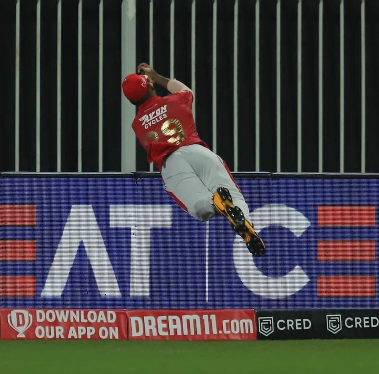 <p>ആദ്യം ബാറ്റ് ചെയ്ത കിംഗ്സ് ഇവന് മുന്നോട്ടുവച്ച 224 റണ്സെന്ന കൂറ്റന് വിജയലക്ഷ്യത്തിലേക്ക് തുടക്കം മുതല് അടി മാത്രമായിരുന്നു രാജസ്ഥാന് മുന്നിലുള്ള വഴി. <br /> </p> <p>ആദ്യം ബാറ്റ് ചെയ്ത കിംഗ്സ് ഇവന് മുന്നോട്ടുവച്ച 224 റണ്സെന്ന കൂറ്റന് വിജയലക്ഷ്യത്തിലേക്ക് തുടക്കം മുതല് അടി മാത്രമായിരുന്നു രാജസ്ഥാന് മുന്നിലുള്ള വഴി. <br /> </p>