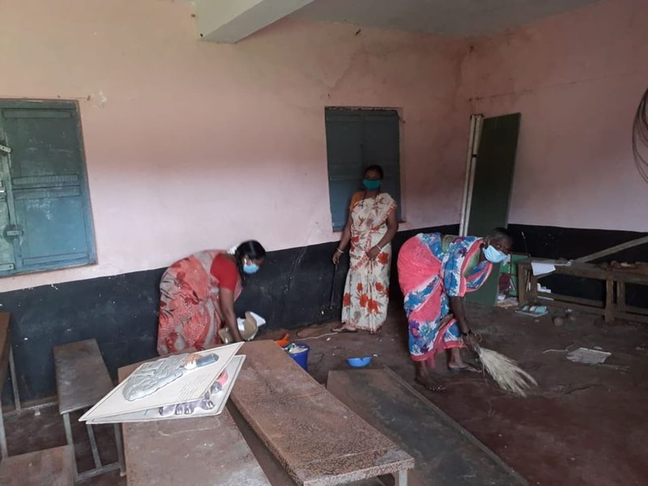 <p>ಒಂದೆಡೆ ಕೊರೋನಾ ಸೋಂಕು ದಿನದಿಂದ ದಿನಕ್ಕೆ ಹೆಚ್ಚುತ್ತಲೇ ಇದೆ. ಶಾಲೆಗಳನ್ನು ಆರಂಭಿಸಬೇಕೇ ಬೇಡವೇ ಎಂಬ ಚರ್ಚೆ ಇನ್ನೂ ನಡೆಯುತ್ತಲೇ ಇದೆ. ಈ ಮಧ್ಯೆ ಸರ್ಕಾರಿ ಶಾಲೆಗಳಲ್ಲಿ ‘ವಿದ್ಯಾಗಮ’ ಕಾರ್ಯಕ್ರಮದ ಮೂಲಕ ಕಲಿಕೆಯ ನಿರಂತರತೆಯನ್ನು ಕಾಪಾಡುವ ಕಾರ್ಯ ನಡೆದಿದೆ. ಅಲ್ಲದೇ ಇದೇ ಅವಧಿಯಲ್ಲಿ ಶಾಲೆಗಳು ದುರಸ್ತಿ ಭಾಗ್ಯವನ್ನು ಕಂಡಿದ್ದು, ಹಲವು ಕೊಠಡಿ ನಿರ್ಮಾಣವೂ ಪ್ರಗತಿಯಲ್ಲಿದೆ. </p> <p>ಒಂದೆಡೆ ಕೊರೋನಾ ಸೋಂಕು ದಿನದಿಂದ ದಿನಕ್ಕೆ ಹೆಚ್ಚುತ್ತಲೇ ಇದೆ. ಶಾಲೆಗಳನ್ನು ಆರಂಭಿಸಬೇಕೇ ಬೇಡವೇ ಎಂಬ ಚರ್ಚೆ ಇನ್ನೂ ನಡೆಯುತ್ತಲೇ ಇದೆ. ಈ ಮಧ್ಯೆ ಸರ್ಕಾರಿ ಶಾಲೆಗಳಲ್ಲಿ ‘ವಿದ್ಯಾಗಮ’ ಕಾರ್ಯಕ್ರಮದ ಮೂಲಕ ಕಲಿಕೆಯ ನಿರಂತರತೆಯನ್ನು ಕಾಪಾಡುವ ಕಾರ್ಯ ನಡೆದಿದೆ. ಅಲ್ಲದೇ ಇದೇ ಅವಧಿಯಲ್ಲಿ ಶಾಲೆಗಳು ದುರಸ್ತಿ ಭಾಗ್ಯವನ್ನು ಕಂಡಿದ್ದು, ಹಲವು ಕೊಠಡಿ ನಿರ್ಮಾಣವೂ ಪ್ರಗತಿಯಲ್ಲಿದೆ. </p>