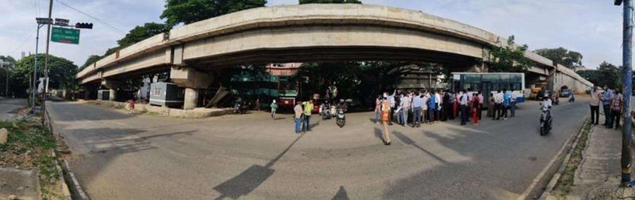 <p>ಬಿಬಿಎಂಪಿ ಅಧಿಕಾರಿಗಳ ಜೊತೆ ಮೇಲ್ಸೇತುವೆ &nbsp;ಕಾಮಗಾರಿ ಪರಿಶೀಲಿಸಿದ ಸಚಿವರು</p>