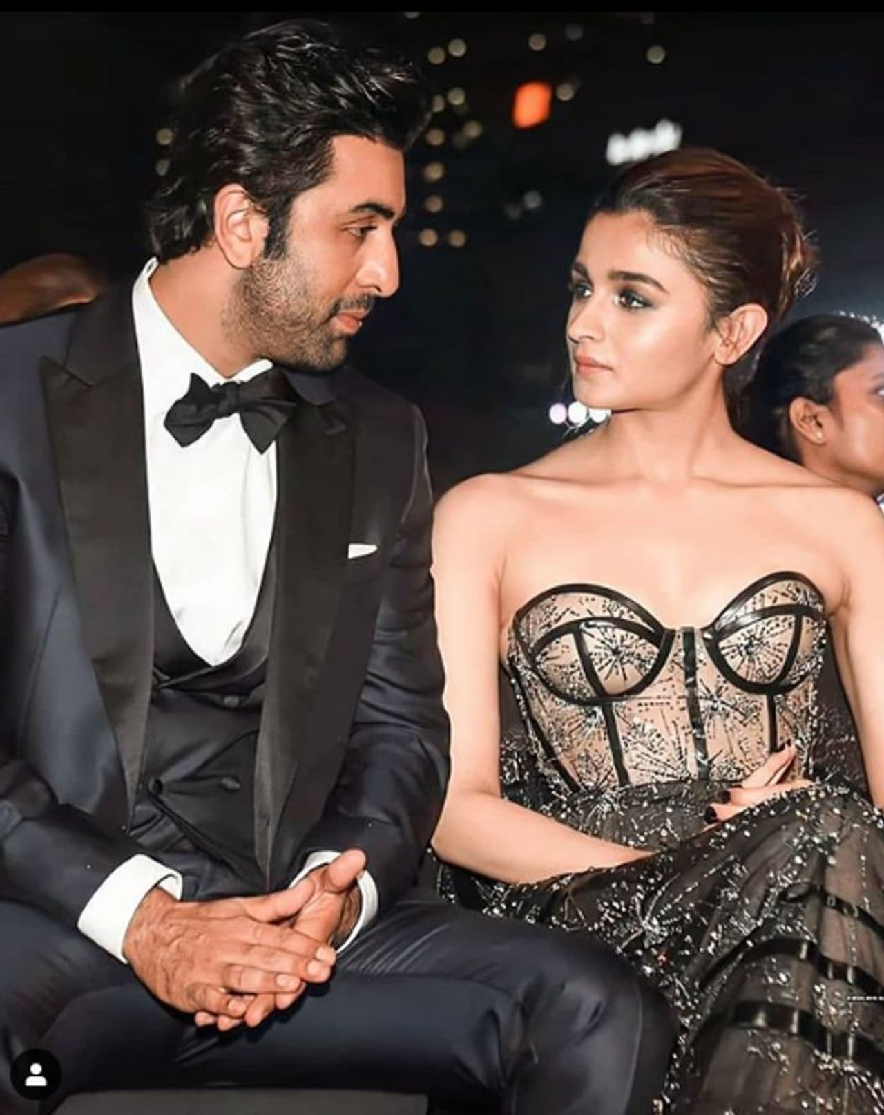 <p>Alia Bhatt is surrounded with trolls and controversies after the untimely death of actor Sushant Singh Rajput. Netizens are attacking star kids as the debate about nepotism has again picked up the pace. Amid all the negative times, her boyfriend Ranbir Kapoor has chosen silence, why is he not supporting her girlfriend, read to find out.</p><p> </p><p> </p><p> </p> <p>Alia Bhatt is surrounded with trolls and controversies after the untimely death of actor Sushant Singh Rajput. Netizens are attacking star kids as the debate about nepotism has again picked up the pace. Amid all the negative times, her boyfriend Ranbir Kapoor has chosen silence, why is he not supporting her girlfriend, read to find out.</p><p> </p><p> </p><p> </p>