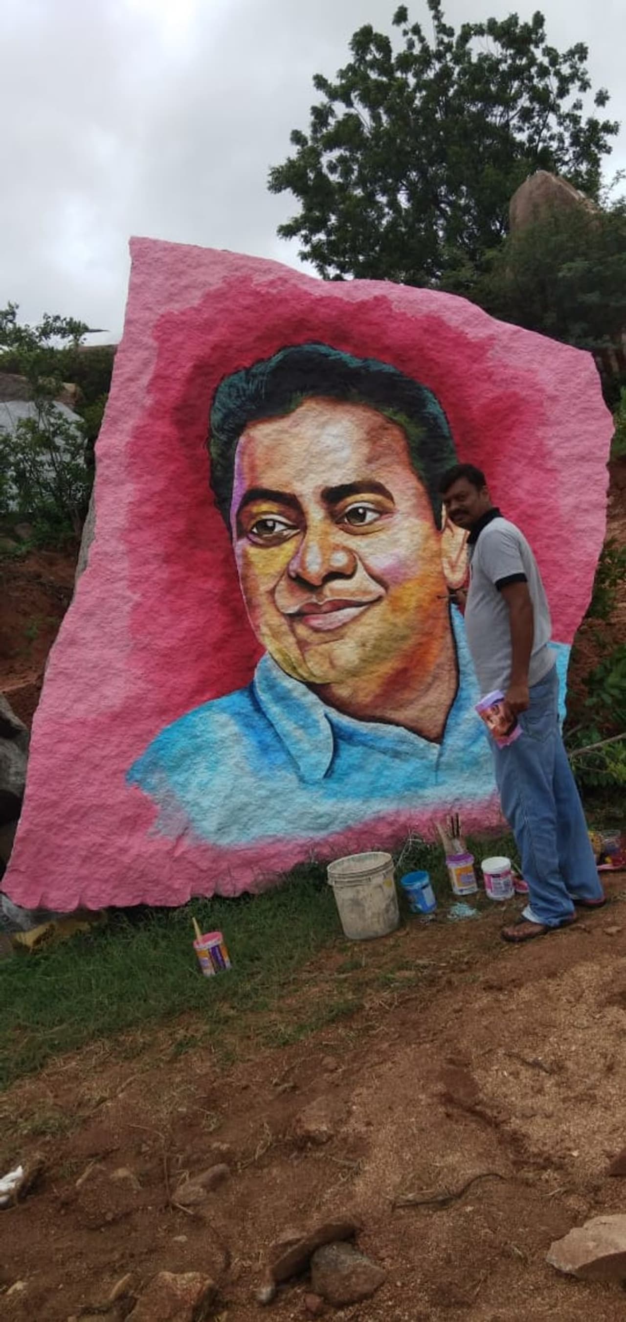 <p>నల్గొండ: తెలంగాణ ఐటీ, పురపాలక శాఖ మంత్రి కేటీఆర్ చిత్రాన్ని బండరాళ్లను అద్భుతంగా చిత్రీకరించి తన ప్రతిభను చాటుకున్నాడు నల్గొండ జిల్లా చండూరు చెందిన వనం రాజు. &nbsp;తమ నాయకుడి చిత్రాన్ని ప్రకృతి ఒడిలో అత్యంత ఆకర్షణీయంగా చిత్రీకరించిన అతడిపై టీఆర్ఎస్ నాయకులు ప్రశంసిస్తుంటే... అతడి ప్రతిభను చూసి సామాన్య ప్రజానికం కూడా అభినందిస్తున్నారు.&nbsp;<br />&nbsp;</p>