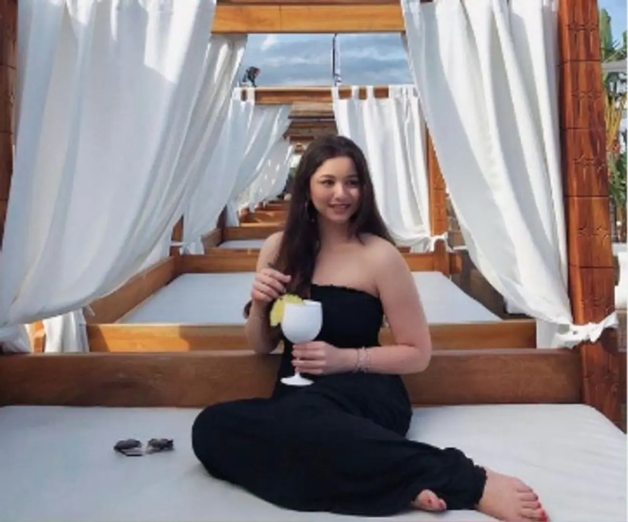 <p>సచిన్ భార్య అంజలి, సచిన్ టెండూల్కర్ గారాల కూతురు సారా తన అందంతో యూత్ను ఆకర్షిస్తోంది. </p> <p>సచిన్ భార్య అంజలి, సచిన్ టెండూల్కర్ గారాల కూతురు సారా తన అందంతో యూత్ను ఆకర్షిస్తోంది. </p>