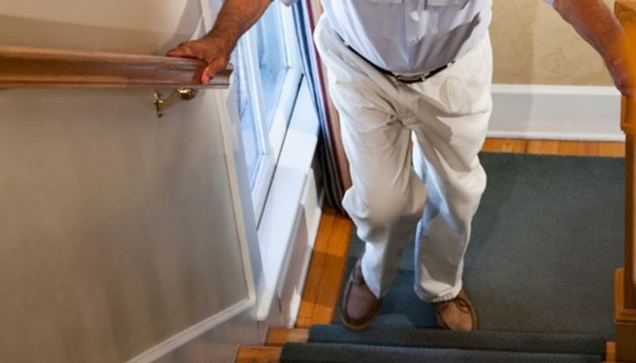 <p> </p><p>പടികളോ കയറ്റമോ കയറിയ ശേഷം ശ്വാസതടസം നേരിടുന്നത് ഹാര്ട്ട് ഫെയിലിയറിന്റെ ഒരു ലക്ഷണമാണ്. ചിലരില് വെറുതെ ഇരിക്കുമ്പോള് പോലും ശ്വാസതടസം അനുഭവപ്പെടാറുണ്ട്. അതും ഒരുപക്ഷേ ഹൃദയം അപകടത്തിലാണെന്ന സൂചനയാകാം.<br /> </p><p> </p> <p> </p><p>പടികളോ കയറ്റമോ കയറിയ ശേഷം ശ്വാസതടസം നേരിടുന്നത് ഹാര്ട്ട് ഫെയിലിയറിന്റെ ഒരു ലക്ഷണമാണ്. ചിലരില് വെറുതെ ഇരിക്കുമ്പോള് പോലും ശ്വാസതടസം അനുഭവപ്പെടാറുണ്ട്. അതും ഒരുപക്ഷേ ഹൃദയം അപകടത്തിലാണെന്ന സൂചനയാകാം.<br /> </p><p> </p>