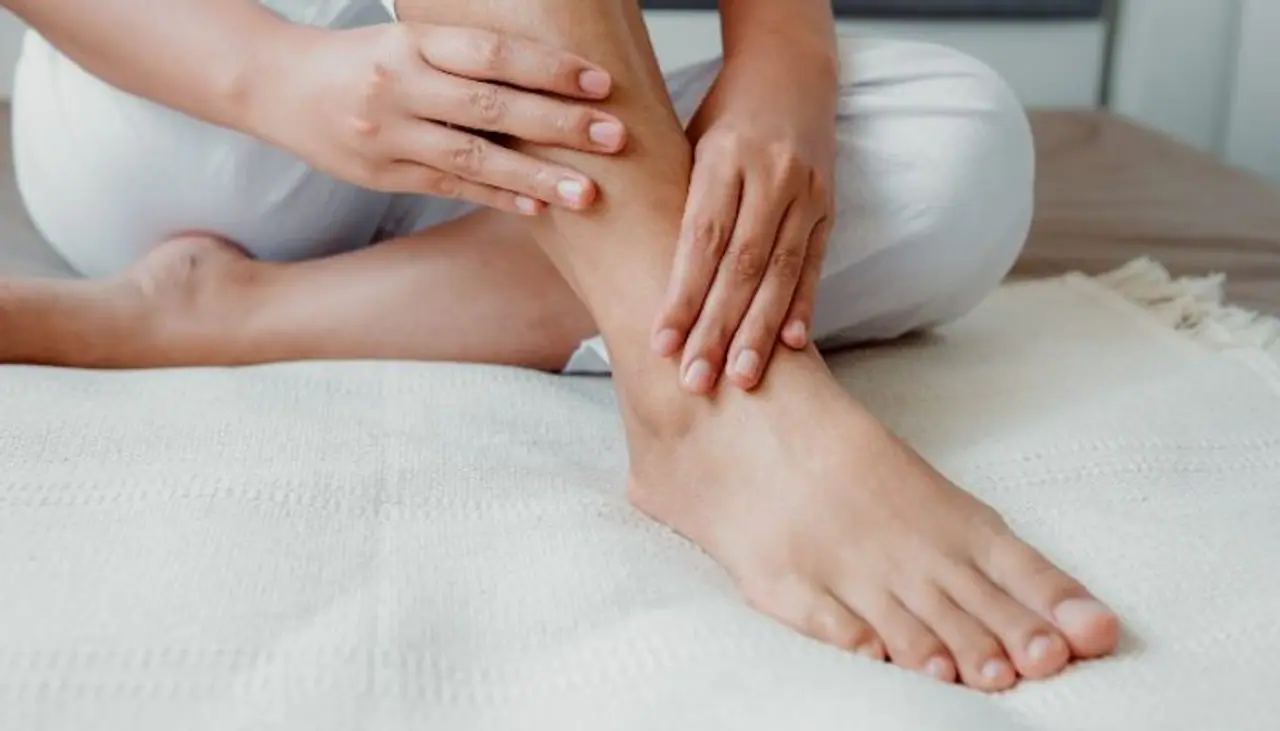 <p style="text align: justify;">ಪ್ರತಿದಿನ ಕಾಲುಗಳ ಆರೈಕೆ&nbsp;<br />ಪ್ರತಿದಿನ ನಿಮ್ಮ ಪಾದಗಳನ್ನು ತೊಳೆಯಿರಿ. ನೀವು ದಿನಕ್ಕೆ ಎರಡು ಬಾರಿ ನಿಮ್ಮ ಪಾದಗಳನ್ನು ಸ್ಕ್ರಬ್ ಮಾಡಬೇಕು, ತೊಳೆಯಬೇಕು ಮತ್ತು ಮಾಯಿಶ್ಚರೈಸ್ ಮಾಡಬೇಕು. ಸ್ನಾನ ಮಾಡುವಾಗ ನಿಮ್ಮ ಪಾದಗಳನ್ನು &nbsp;ಸ್ಕ್ರಬ್ಬರ್ ನಿಂದ ಸ್ಕ್ರಬ್ ಮಾಡಿ ಮತ್ತು ನಿಮ್ಮ ಸ್ನಾನದ ನಂತರ ಬಾಡಿ ಲೋಷನ್ ಅನ್ನು ಹಚ್ಚಿ. ಈ ರೀತಿಯಾಗಿ ಮಾಯಿಶ್ಚರೈಸರ್ ಸುಲಭವಾಗಿ ಹರಡುತ್ತದೆ ಮತ್ತು ಇದು ಚರ್ಮದಲ್ಲಿ ವೇಗವಾಗಿ ಹೀರಿಕೊಳ್ಳುತ್ತದೆ. ಧೂಳು ಮತ್ತು ಕಠೋರ ಪಾದಗಳಿಗೆ ಅಂಟಿಕೊಳ್ಳದಂತೆ ತಡೆಯಲು ಹಗಲಿನಲ್ಲಿ ಜಿಡ್ಡಿನ ಲೋಷನ್ ಹಚ್ಚದಿರುವುದು ಉತ್ತಮ.</p>