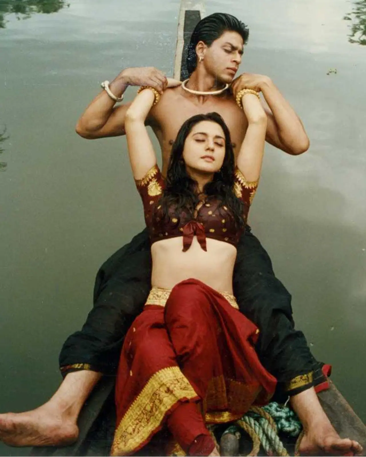 <p>1998 ರಲ್ಲಿ ಬಿಡುಗಡೆಯಾದ ದಿಲ್ ಸೆ ಸಿನಿಮಾದ ಜಿಯಾ&nbsp;ಜೇಲ್. ಪ್ರೀತಿ ಜಿಂಟಾ ಅಭಿನಯದ ಈ ಹಾಡು ಭರ್ಜರಿ ಹಿಟ್ ಆಯಿತು. ಪ್ರತಿ ಬಾರಿ ನೀವು ಇದನ್ನು ಕೇಳಿದಾಗಲೂ ಲತಾರ ಧ್ವನಿ ಒಂದು ರೀತಿ ಸ್ಲೋ ಪಾಯಿಸನ್‌&nbsp;ಅನಿಸುತ್ತದೆ. ರೆಹಮಾನ್‌ರ ಪ್ರತಿ ಲೈವ್ ಕನ್ಸರ್ಟ್‌ನಲ್ಲಿ, ಈ ಹಾಡು ಇದ್ದೇ ಇರುತ್ತದೆ.</p><p>&nbsp;</p>