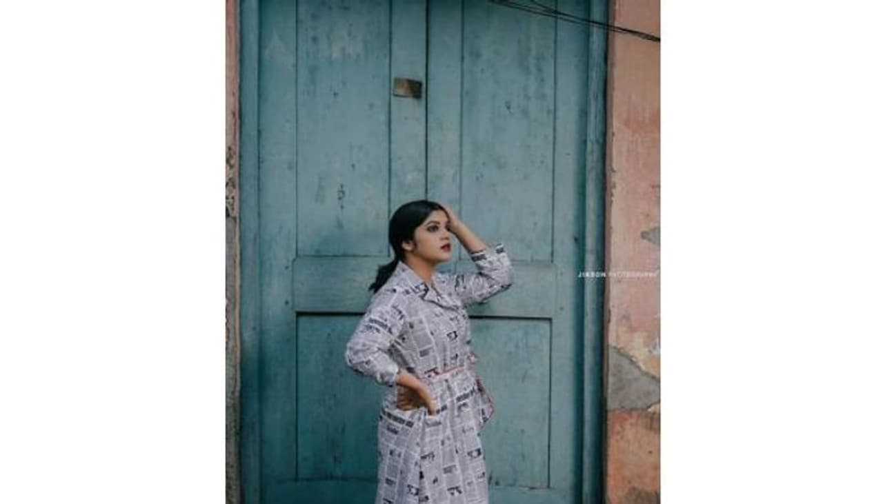 <p><br />ന്യൂസ് പേപ്പർ പ്രിന്റഡ് ഡ്രസ്സ് ധരിച്ച് അപർണ നടത്തിയ പുത്തൻ ഫോട്ടോഷൂട്ട് ചിത്രങ്ങളാണ് സൈബര് ലോകത്ത് ശ്രദ്ധ നേടുന്നത്. <br /> </p> <p><br />ന്യൂസ് പേപ്പർ പ്രിന്റഡ് ഡ്രസ്സ് ധരിച്ച് അപർണ നടത്തിയ പുത്തൻ ഫോട്ടോഷൂട്ട് ചിത്രങ്ങളാണ് സൈബര് ലോകത്ത് ശ്രദ്ധ നേടുന്നത്. <br /> </p>