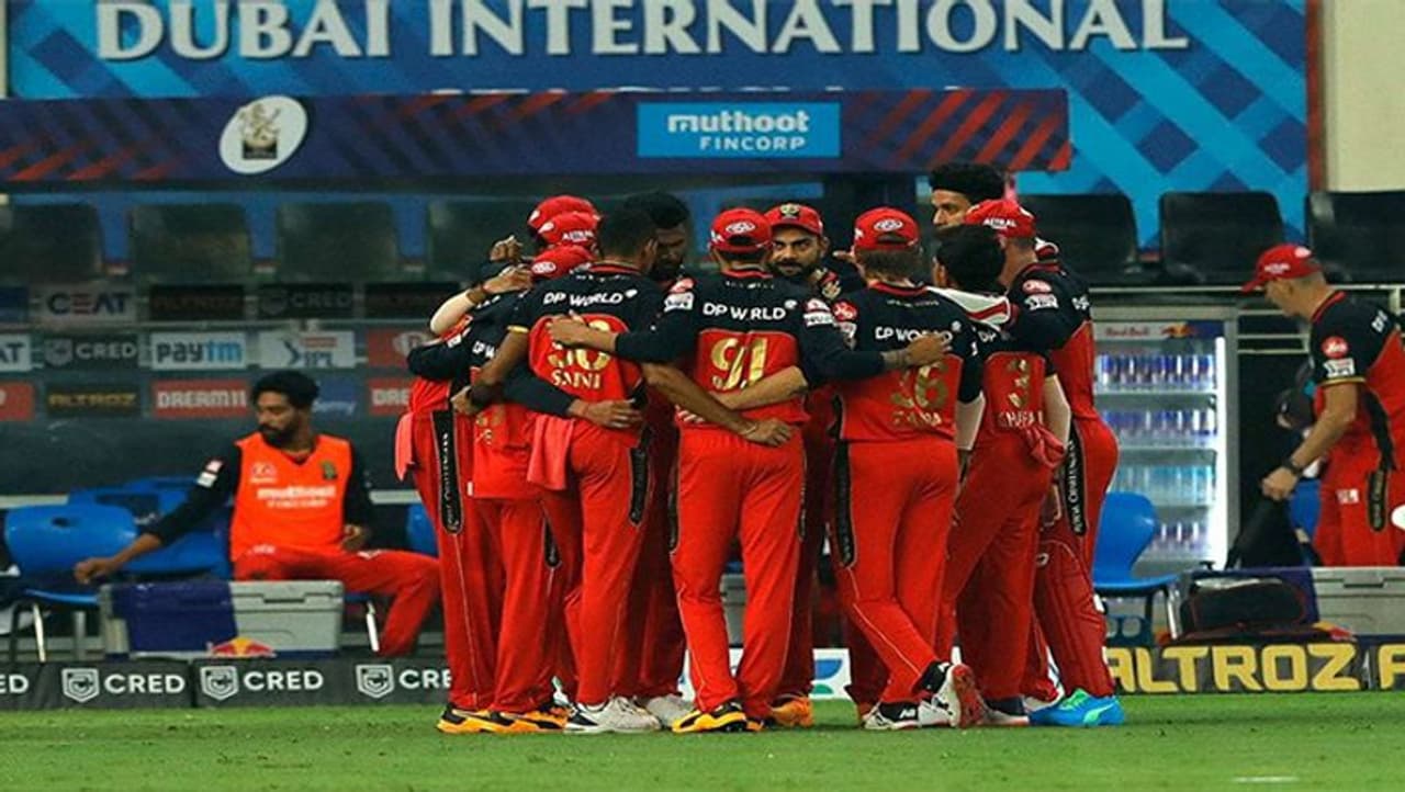 <p>ஐபிஎல் 13வது சீசன் ஐக்கிய அரபு அமீரகத்தில் விறுவிறுப்பாக நடந்துவரும் நிலையில், இதுவரை ஒருமுறை கூட கோப்பையை வென்றிராத ஆர்சிபி அணி, இதுவரை செய்துவந்த தவறைத்தான் மீண்டும் செய்கிறது.</p> <p>ஐபிஎல் 13வது சீசன் ஐக்கிய அரபு அமீரகத்தில் விறுவிறுப்பாக நடந்துவரும் நிலையில், இதுவரை ஒருமுறை கூட கோப்பையை வென்றிராத ஆர்சிபி அணி, இதுவரை செய்துவந்த தவறைத்தான் மீண்டும் செய்கிறது.</p>