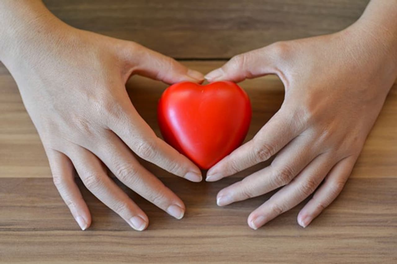 <p><strong>30 ನಿಮಿಷದಿಂದ 60 ನಿಮಿಷ ಎಕ್ಸರ್ಸೈಸ್: </strong>ದಿನಕ್ಕೆ 30 ನಿಮಿಷದಿಂದ 60 ನಿಮಿಷದ ಎಕ್ಸರ್ಸೈಸ್ ಮಾಡಿದರೆ ಹೃದಯಕ್ಕೆ ಒಳ್ಳೆಯದು. ಎಕ್ಸರ್ಸೈಸ್ ಮಾಡುವುದರಿಂದ ಅತಿಯಾದ ರಕ್ತದೊತ್ತಡ, ಅತಿ ಕೊಲೆಸ್ಟ್ರಾಲ್ ನಿಯಂತ್ರಣದಲ್ಲಿ ಇಟ್ಟುಕೊಳ್ಳಬಹುದು. ಅವೆರಡೂ ನಿಯಂತ್ರಣದಲ್ಲಿದ್ದರೆ ಹೃದಯ ಆರೋಗ್ಯವಾಗಿರುತ್ತದೆ.</p> <p><strong>30 ನಿಮಿಷದಿಂದ 60 ನಿಮಿಷ ಎಕ್ಸರ್ಸೈಸ್: </strong>ದಿನಕ್ಕೆ 30 ನಿಮಿಷದಿಂದ 60 ನಿಮಿಷದ ಎಕ್ಸರ್ಸೈಸ್ ಮಾಡಿದರೆ ಹೃದಯಕ್ಕೆ ಒಳ್ಳೆಯದು. ಎಕ್ಸರ್ಸೈಸ್ ಮಾಡುವುದರಿಂದ ಅತಿಯಾದ ರಕ್ತದೊತ್ತಡ, ಅತಿ ಕೊಲೆಸ್ಟ್ರಾಲ್ ನಿಯಂತ್ರಣದಲ್ಲಿ ಇಟ್ಟುಕೊಳ್ಳಬಹುದು. ಅವೆರಡೂ ನಿಯಂತ್ರಣದಲ್ಲಿದ್ದರೆ ಹೃದಯ ಆರೋಗ್ಯವಾಗಿರುತ್ತದೆ.</p>