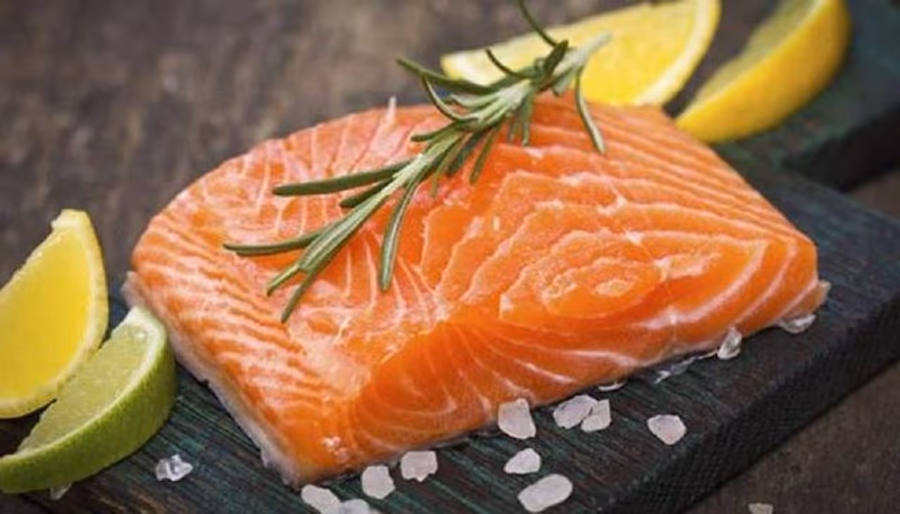 <p><strong>ഒന്ന്...</strong></p><p> </p><p>ഹൃദയ സൗഹൃദ ഭക്ഷണങ്ങളില് ഒന്നാമനാണ് ഒമേഗ 3 ഫാറ്റി ആഡിഡും പ്രോട്ടീനും അടങ്ങിയ മത്സ്യം. ഒമേഗ 3 ഫാറ്റി ആഡിഡ് ധാരാളം അടങ്ങിയ സാല്മണ് മത്സ്യം ആഴ്ചയില് രണ്ട് തവണ ആഹാരത്തില് ഉള്പ്പെടുത്തുന്നത് ഹൃദയത്തിന്റെ ആരോഗ്യത്തിന് ഏറെ നല്ലതാണെന്ന് അമേരിക്കന് ഹാര്ട്ട് അസോസിയേഷന് പറയുന്നു. </p> <p><strong>ഒന്ന്...</strong></p><p> </p><p>ഹൃദയ സൗഹൃദ ഭക്ഷണങ്ങളില് ഒന്നാമനാണ് ഒമേഗ 3 ഫാറ്റി ആഡിഡും പ്രോട്ടീനും അടങ്ങിയ മത്സ്യം. ഒമേഗ 3 ഫാറ്റി ആഡിഡ് ധാരാളം അടങ്ങിയ സാല്മണ് മത്സ്യം ആഴ്ചയില് രണ്ട് തവണ ആഹാരത്തില് ഉള്പ്പെടുത്തുന്നത് ഹൃദയത്തിന്റെ ആരോഗ്യത്തിന് ഏറെ നല്ലതാണെന്ന് അമേരിക്കന് ഹാര്ട്ട് അസോസിയേഷന് പറയുന്നു. </p>