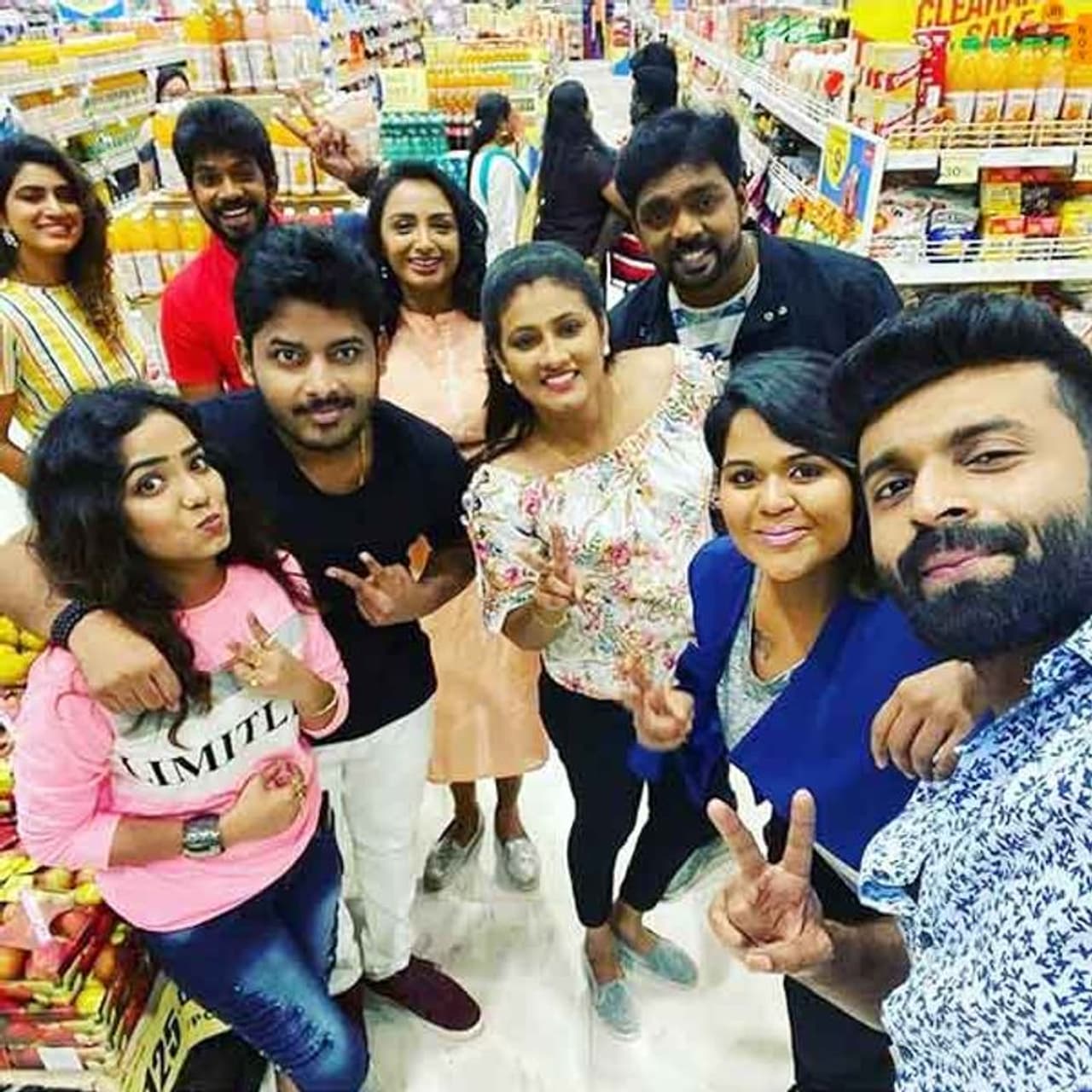 <p>விஜய் டிவி தொலைக்காட்சியில் ஒளிபரப்பாகி வரும், அணைத்து ரியாலிட்டி நிகழ்ச்சிகளுக்கும் ரசிகர்கள் மத்தியில் வேற லெவல் ஆதரவு கிடைத்து வருகிறது.</p>