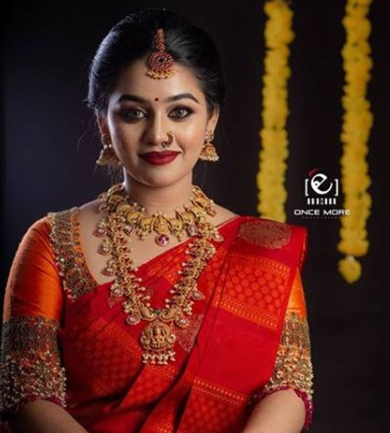 <p>மணமகள் போல் ஜொலிக்கும் காயத்ரி </p> <p>மணமகள் போல் ஜொலிக்கும் காயத்ரி </p>