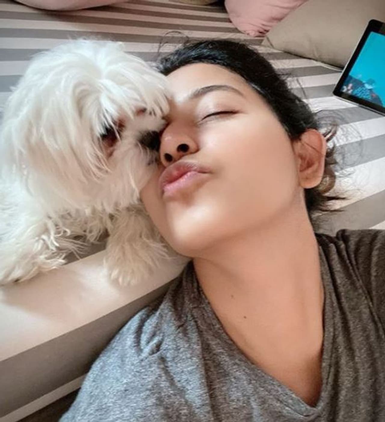 <p>தெலுங்கு படங்களிலும், சில விளம்பரங்களிலும் தலை காட்டி வந்த அஞ்சலி. ராம் எடுத்த "கற்றது தமிழ்" படம் மூலம் தமிழ் சினிமாவில் அறிமுகமானார்.</p> <p>தெலுங்கு படங்களிலும், சில விளம்பரங்களிலும் தலை காட்டி வந்த அஞ்சலி. ராம் எடுத்த "கற்றது தமிழ்" படம் மூலம் தமிழ் சினிமாவில் அறிமுகமானார்.</p>