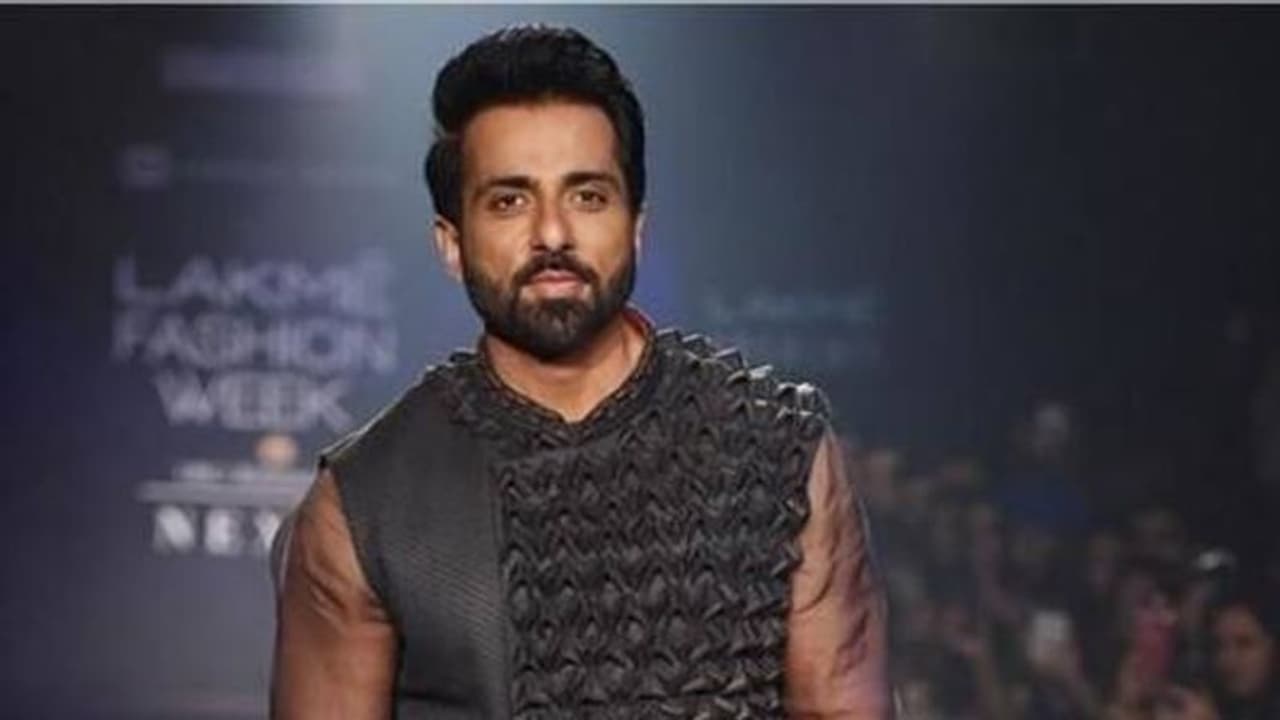 <p>సినిమాల్లో విలన్గా పాపులర్ అయిన సోనూ సూద్.. రియల్ లైఫ్లో హీరో అయ్యారు. నిజమైన హీరో అయ్యారు. గొప్ప మనసున్న మనిషి అయ్యాడు. దిక్కులేని వారికి భరోసా అయ్యాడు. ఎన్నో సేవా కార్యక్రమాలు చేపట్టాడు. </p> <p>సినిమాల్లో విలన్గా పాపులర్ అయిన సోనూ సూద్.. రియల్ లైఫ్లో హీరో అయ్యారు. నిజమైన హీరో అయ్యారు. గొప్ప మనసున్న మనిషి అయ్యాడు. దిక్కులేని వారికి భరోసా అయ్యాడు. ఎన్నో సేవా కార్యక్రమాలు చేపట్టాడు. </p>