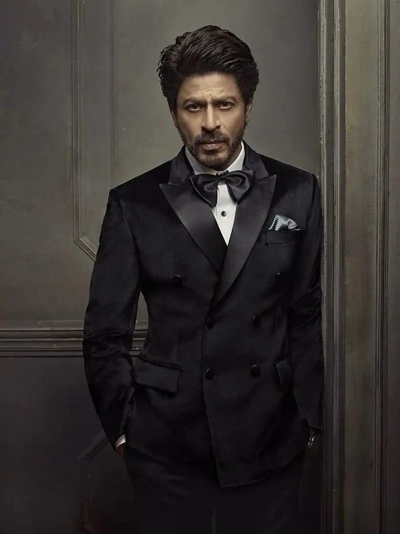 <p>King Khan shared with David Letterman in the show ‘My next guest needs no introduction’ the story of his mother’s death and how he naively believed that troubling her during the final moments will usher her back to life. The actor, who lost his father at a young age, was 26 when his mother was confined to the hospital.</p><p> </p><p> </p> <p>King Khan shared with David Letterman in the show ‘My next guest needs no introduction’ the story of his mother’s death and how he naively believed that troubling her during the final moments will usher her back to life. The actor, who lost his father at a young age, was 26 when his mother was confined to the hospital.</p><p> </p><p> </p>