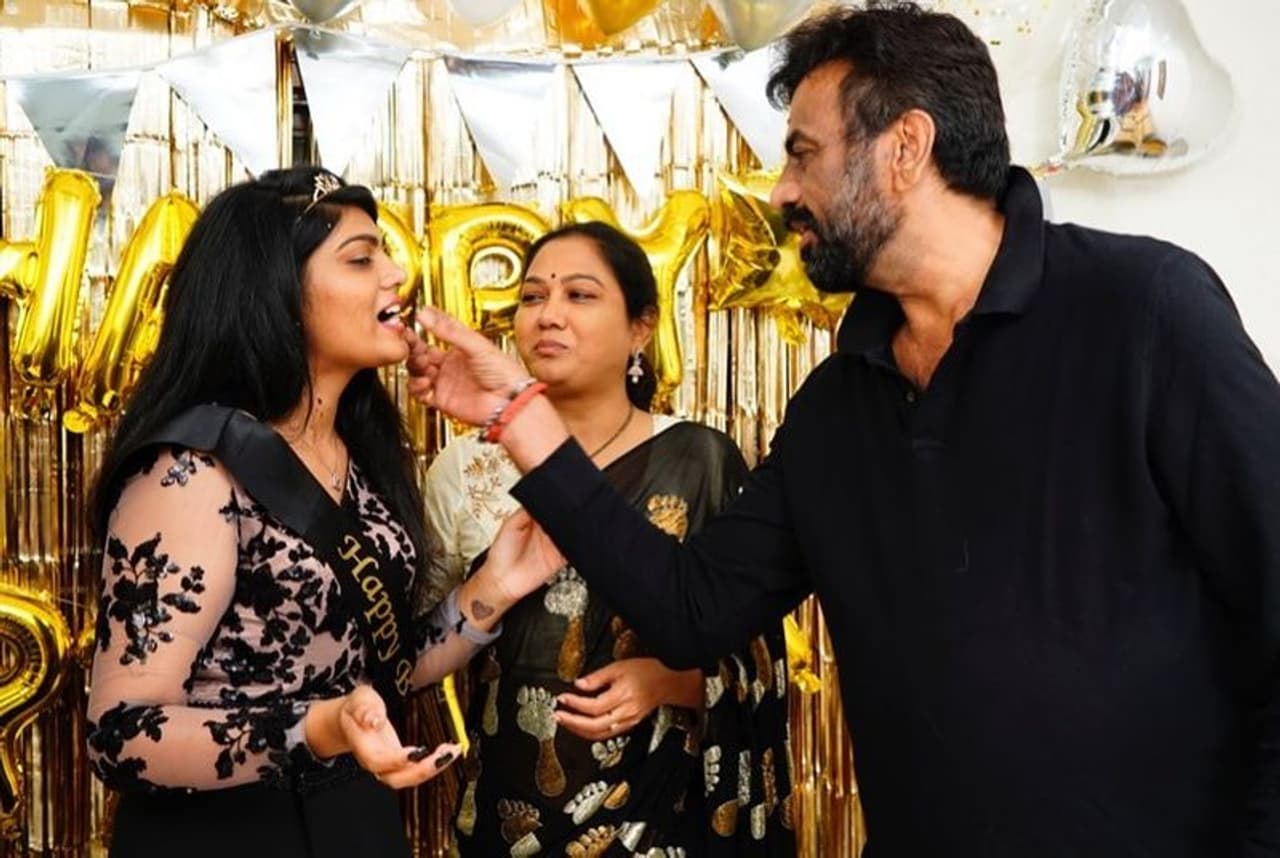 <p>కాస్త గ్లామరస్గానూ, మరి కాస్త నటనతో అలరిస్తున్న హేమకి కూతురు ఇషా బర్త్ డే సోమవారం గ్రాండ్గా జరిగింది. </p> <p>కాస్త గ్లామరస్గానూ, మరి కాస్త నటనతో అలరిస్తున్న హేమకి కూతురు ఇషా బర్త్ డే సోమవారం గ్రాండ్గా జరిగింది. </p>