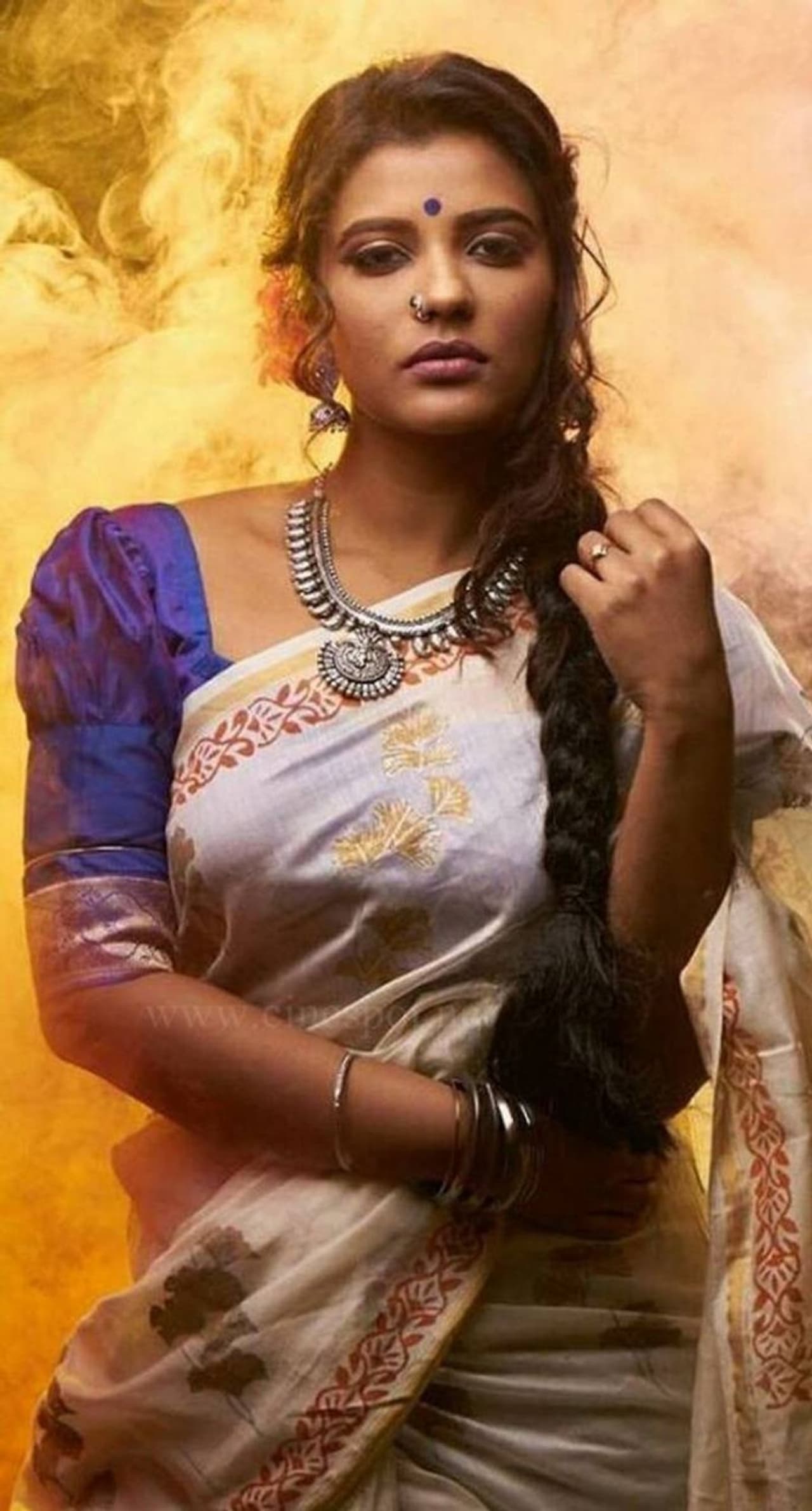 <p>சின்னத்திரையில் தொகுப்பாளியாக வலம் வந்த ஐஸ்வர்யா ராகேஷ் பின்னாளில் நடிகையாக மாறினார். "காக்கா முட்டை" படத்தின் மூலம் தமிழ் திரையுலகையே திரும்பிப் பார்க்க வைத்தவர் நடிகை ஐஸ்வர்யா ராஜேஷ்.</p> <p>சின்னத்திரையில் தொகுப்பாளியாக வலம் வந்த ஐஸ்வர்யா ராகேஷ் பின்னாளில் நடிகையாக மாறினார். "காக்கா முட்டை" படத்தின் மூலம் தமிழ் திரையுலகையே திரும்பிப் பார்க்க வைத்தவர் நடிகை ஐஸ்வர்யா ராஜேஷ்.</p>