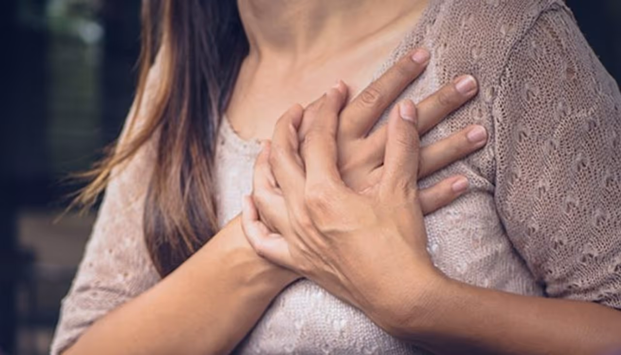 <p>ಉತ್ತಮ ಆಹಾರವನ್ನು ತೆಗೆದುಕೊಳ್ಳದಿರುವುದು ರಕ್ತದೊತ್ತಡ, ಹೃದ್ರೋಗ, ಕಣ್ಣುಗಳ ಮತ್ತು ಮೂಳೆಗಳಲ್ಲಿನ ದೌರ್ಬಲ್ಯಕ್ಕೆ ಕಾರಣವಾಗುತ್ತದೆ. ಕಡಿಮೆ ಕ್ಯಾಲೋರಿ ಆಹಾರವನ್ನು ತೆಗೆದುಕೊಳ್ಳುವುದರಿಂದ, ದೇಹದಲ್ಲಿನ ಮಿನರಲ್ &nbsp;ಮತ್ತು ಎಲೆಕ್ಟ್ರೋಲೈಟ್ &nbsp;ಸಮತೋಲನವು ತೊಂದರೆಗೊಳಗಾಗುತ್ತದೆ. ಇದರ ಪರಿಣಾಮ ನರ ಮತ್ತು ಸ್ನಾಯುಗಳಲ್ಲಿ ಕಂಡುಬರುತ್ತದೆ. ಇದಲ್ಲದೆ, ಮೆದುಳಿನಲ್ಲಿ ಸಿರೊಟೋನಿನ್ ಪ್ರಮಾಣವು ಕಡಿಮೆಯಾಗುತ್ತದೆ. ಇದು ಕ್ಲಿನಿಕಲ್ ಖಿನ್ನತೆಯ ಸಮಸ್ಯೆಗೆ ಕಾರಣವಾಗುತ್ತದೆ.</p>