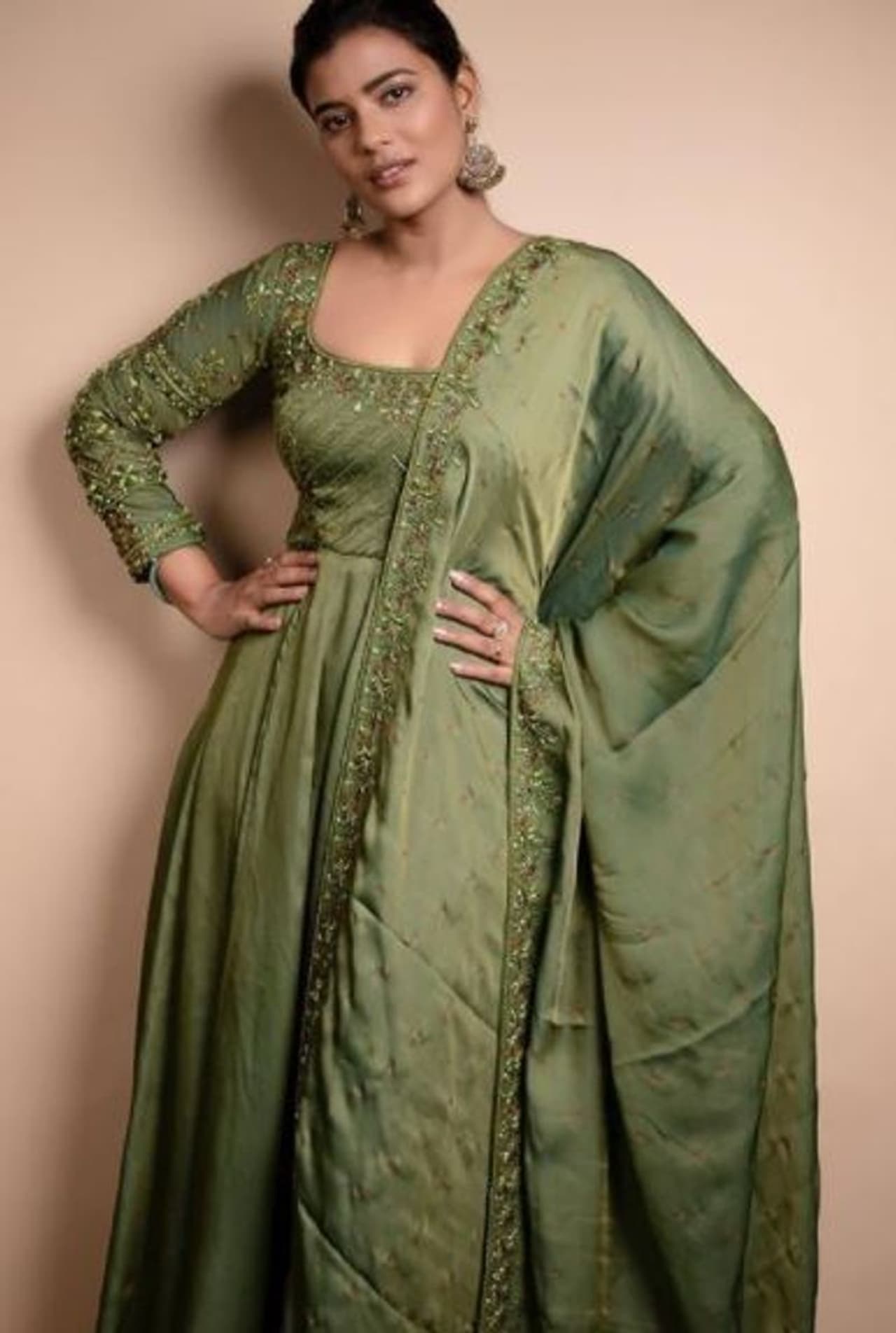 <p>இந்நிலையில் இவர், தற்போது தன்னுடைய இன்ஸ்டாகிராம் பக்கத்தில்... பச்சை நிற லோ நெக் சுடிதார் அணிந்து, ரசிகர்களை கவரும் விதமாக சில புகைப்படங்களை வெளியிட்டுள்ளார்.</p> <p>இந்நிலையில் இவர், தற்போது தன்னுடைய இன்ஸ்டாகிராம் பக்கத்தில்... பச்சை நிற லோ நெக் சுடிதார் அணிந்து, ரசிகர்களை கவரும் விதமாக சில புகைப்படங்களை வெளியிட்டுள்ளார்.</p>