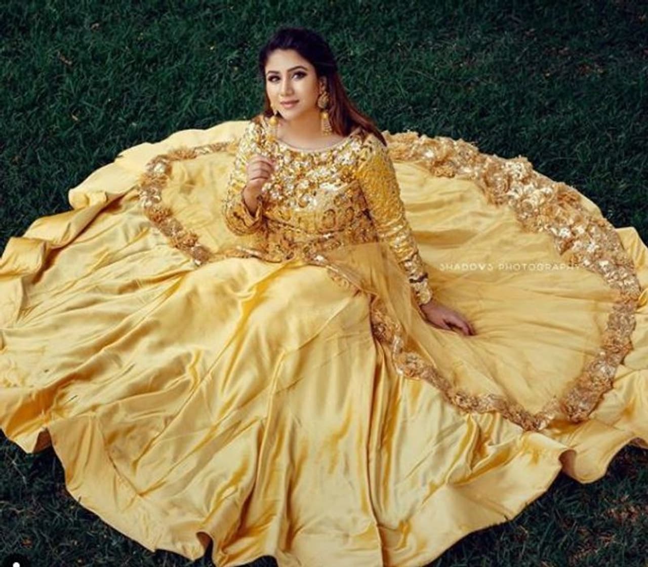 <p>புல்வெளியில்... தோகைவிரித்தாடும் மயில் போல் அமர்ந்திருக்கும் ஆல்யா</p> <p>புல்வெளியில்... தோகைவிரித்தாடும் மயில் போல் அமர்ந்திருக்கும் ஆல்யா</p>