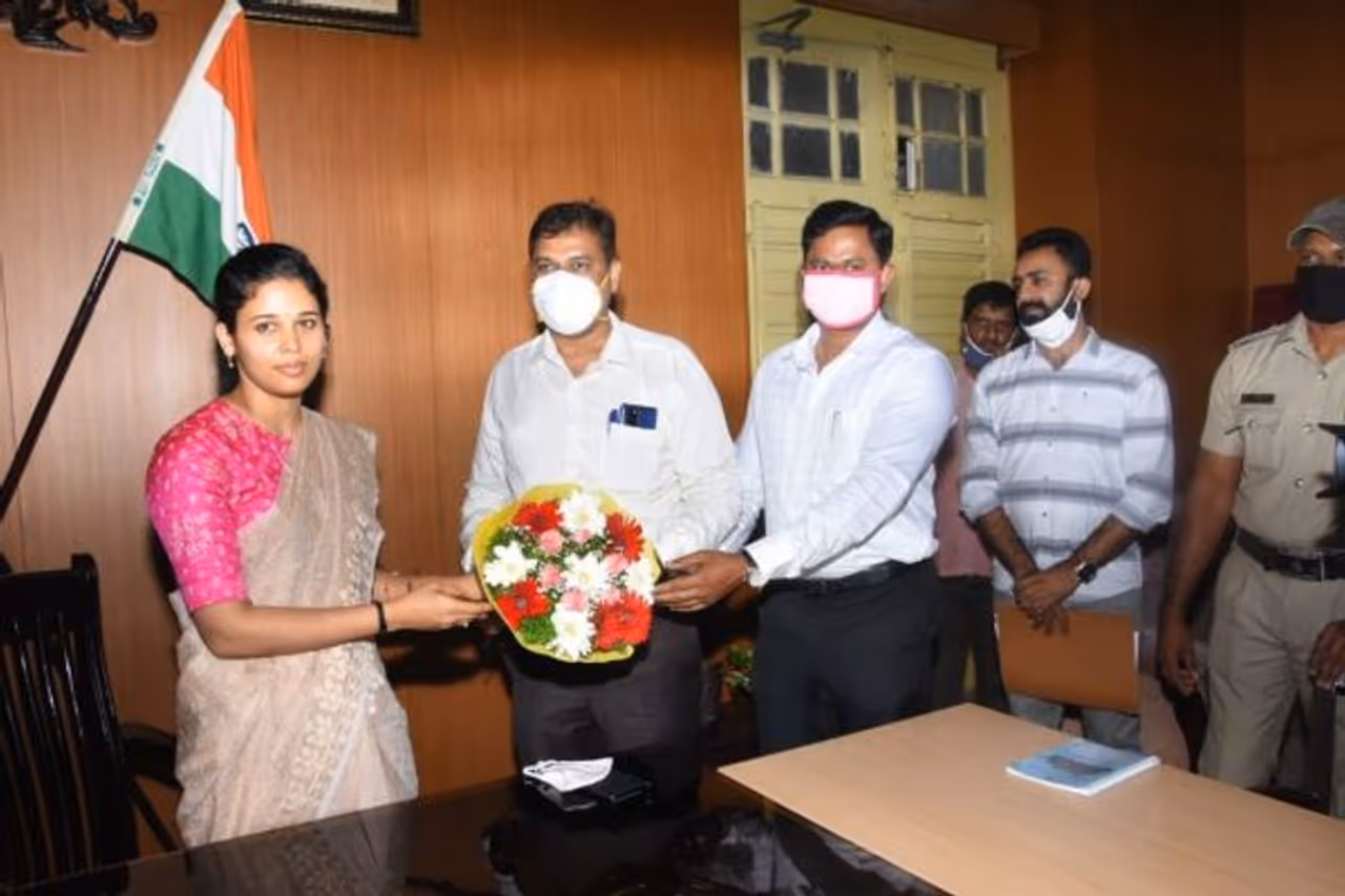 <p>ಮೈಸೂರು ನೂತನ ಜಿಲ್ಲಾಧಿಕಾರಿಯಾಗಿ ರೋಹಿಣಿ ಸಿಂಧೂರಿ ಇಂದು (ಮಂಗಳವಾರ) ಅಧಿಕಾರ ಸ್ವೀಕರಿಸಿದರು.</p>
