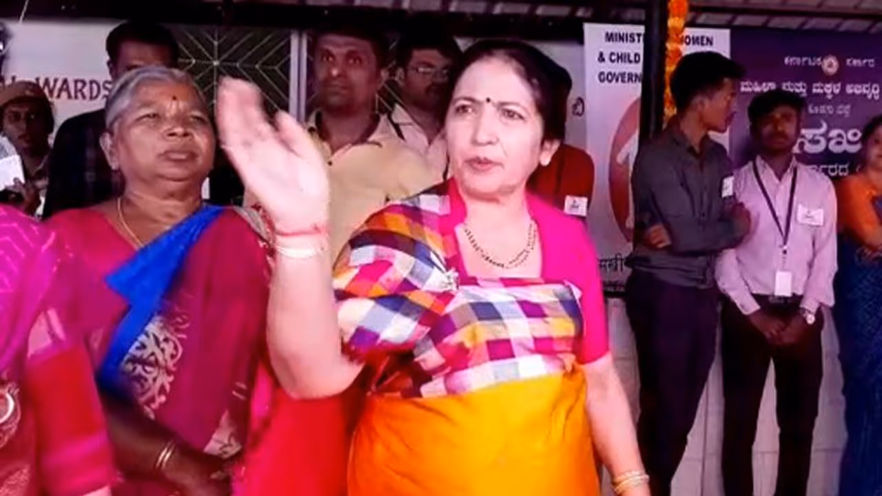 <p>ತಲಕಾವೇರಿಯ ಭಗ್ನ ಶಿವಲಿಂಗ ವಿಸರ್ಜನೆಗೆ ಎಂಎಲ್ಸಿ ವೀಣಾ ಅಚ್ಚಯ್ಯ ಅವರು ಮುಜರಾಯಿ ಸಚಿವ ಕೋಟಾ ಶ್ರೀನಿವಾಸ್ ಪೂಜಾರಿ ಅವರಿಗೆ ಮನವಿ ಮಾಡಿದ್ದಾರೆ.</p> <p>ತಲಕಾವೇರಿಯ ಭಗ್ನ ಶಿವಲಿಂಗ ವಿಸರ್ಜನೆಗೆ ಎಂಎಲ್ಸಿ ವೀಣಾ ಅಚ್ಚಯ್ಯ ಅವರು ಮುಜರಾಯಿ ಸಚಿವ ಕೋಟಾ ಶ್ರೀನಿವಾಸ್ ಪೂಜಾರಿ ಅವರಿಗೆ ಮನವಿ ಮಾಡಿದ್ದಾರೆ.</p>