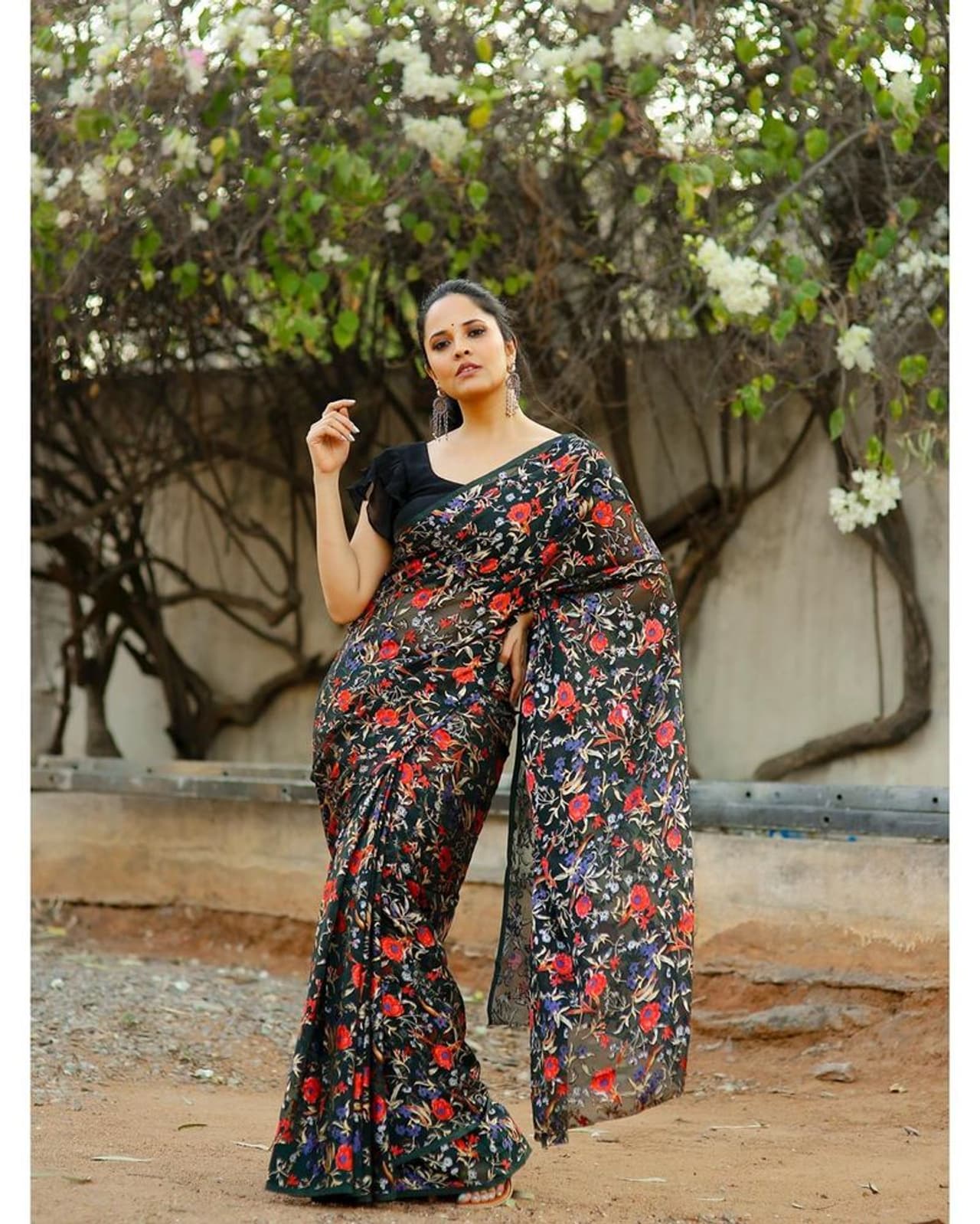 <p><br />పొట్టిబట్టలలో&nbsp;అనసూయ గ్లామర్ షో కోసం ఎగబడే&nbsp;ప్రేక్షకులు ఎందరో&nbsp;ఉన్నారు. స్టార్ హీరోయిన్ కి ఏమాత్రం తగ్గని గ్లామర్ కలిగిన అనసూయ ఫాలోయింగ్ కుడి అదే రేంజ్ లో ఉంటుంది.&nbsp;<br />&nbsp;</p>