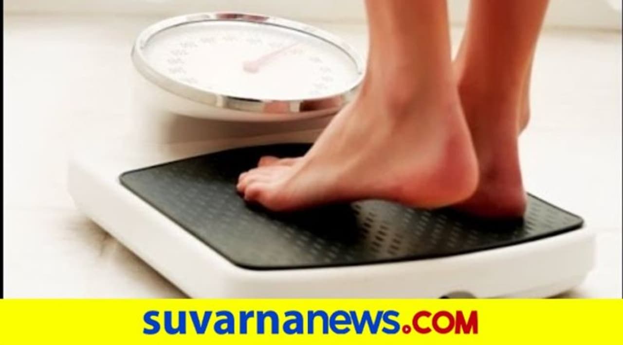 <p><br />ಹಾಗಿದ್ರೆ ಏನು ಮಾಡಬಹುದು ಎನ್ನುವ ಯೋಚನೆ ನಿಮ್ಮ ಮನಸ್ಸಿನಲ್ಲಿ ಮೂಡಿದರೆ ಇಲ್ಲಿದೆ ಪರಿಹಾರ. ಒಂದು ದಿನದಲ್ಲಿ ನಾವು ಎಷ್ಟು ಅನ್ನ ಸೇವಿಸುತ್ಟೇನೆ ಎನ್ನುವುದರ ಮೇಲೆ ದೇಹ ತೂಕದ ಹೆಚ್ಚುವುದು ತಿಳಿಯುತ್ತದೆ. ಹಾಗಿದ್ರೆ ದಿನದಲ್ಲಿ ಎಷ್ಟು ಅನ್ನ ಸೇವಿಸಬೇಕು. ಇಂದು ನಾವು ನಿಮಗೆ ಫಿಟ್ ಆಗಿರಲು ಎಷ್ಟು ಅನ್ನ ಸೇವಿಸಬೇಕು ಅನ್ನೋದನ್ನು ತಿಳಿಸುತ್ತೇವೆ... </p> <p><br />ಹಾಗಿದ್ರೆ ಏನು ಮಾಡಬಹುದು ಎನ್ನುವ ಯೋಚನೆ ನಿಮ್ಮ ಮನಸ್ಸಿನಲ್ಲಿ ಮೂಡಿದರೆ ಇಲ್ಲಿದೆ ಪರಿಹಾರ. ಒಂದು ದಿನದಲ್ಲಿ ನಾವು ಎಷ್ಟು ಅನ್ನ ಸೇವಿಸುತ್ಟೇನೆ ಎನ್ನುವುದರ ಮೇಲೆ ದೇಹ ತೂಕದ ಹೆಚ್ಚುವುದು ತಿಳಿಯುತ್ತದೆ. ಹಾಗಿದ್ರೆ ದಿನದಲ್ಲಿ ಎಷ್ಟು ಅನ್ನ ಸೇವಿಸಬೇಕು. ಇಂದು ನಾವು ನಿಮಗೆ ಫಿಟ್ ಆಗಿರಲು ಎಷ್ಟು ಅನ್ನ ಸೇವಿಸಬೇಕು ಅನ್ನೋದನ್ನು ತಿಳಿಸುತ್ತೇವೆ... </p>